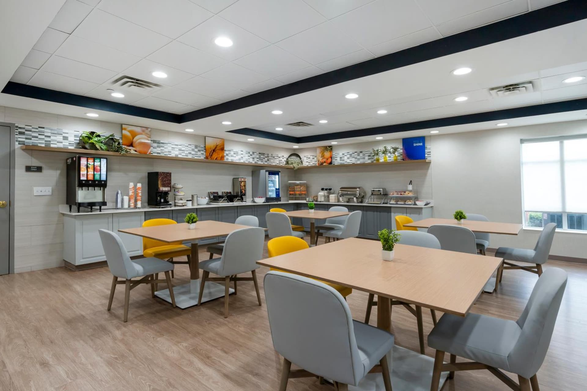 Comfort Inn & Suites Hampton near Coliseum gallery photo in Hampton, VA — image 6