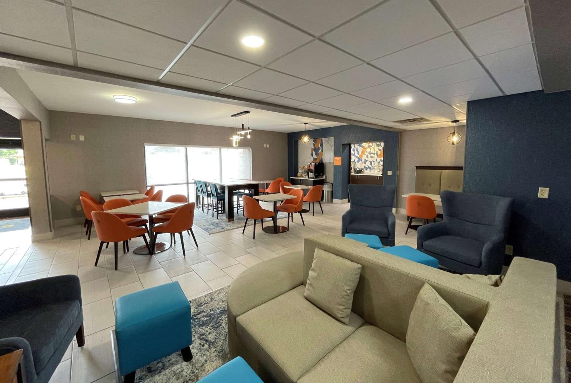 La Quinta Inn & Suites by Wyndham Fayetteville I-95 property views in Fayetteville, NC — gallery photo 3
