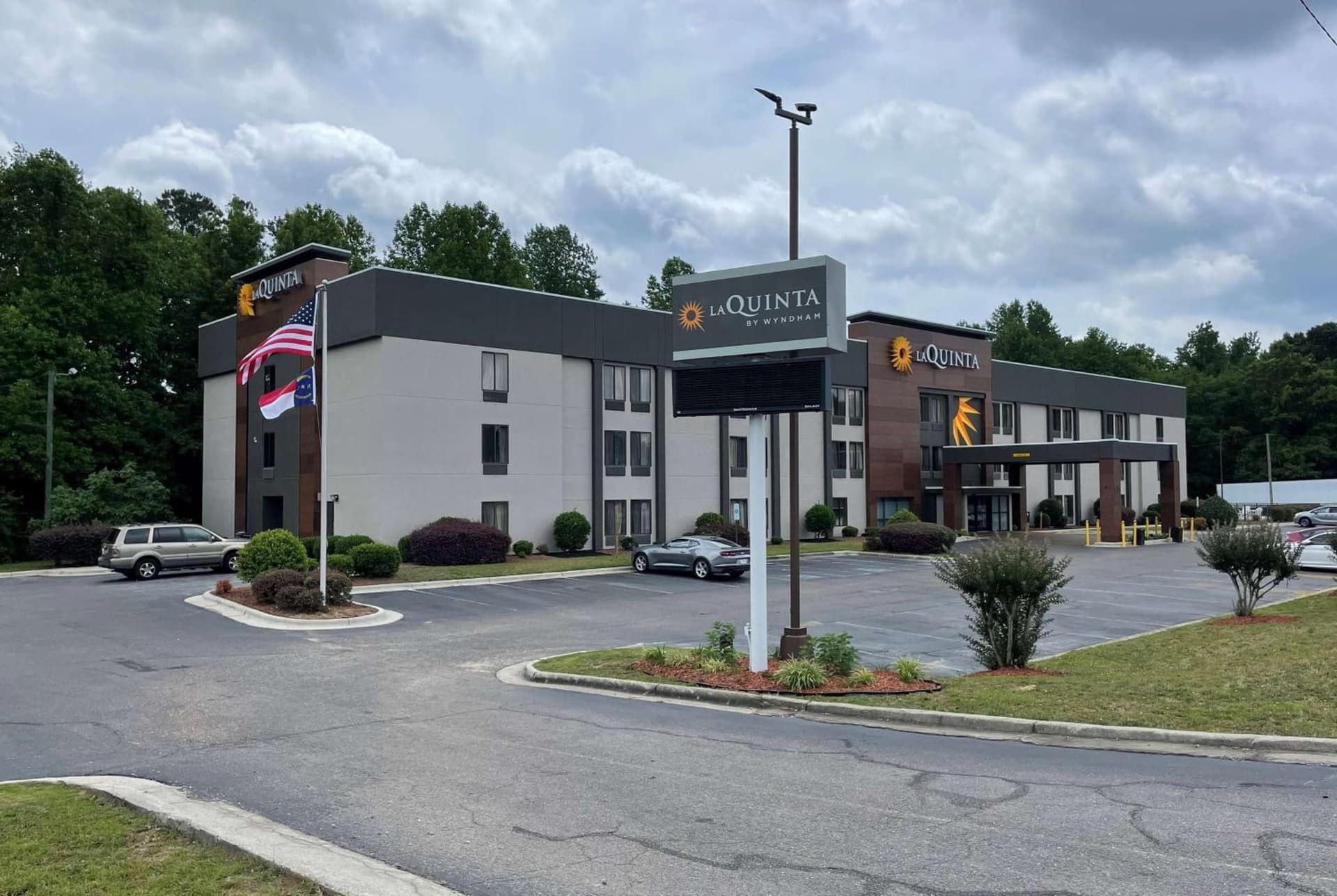 La Quinta Inn & Suites by Wyndham Fayetteville I-95 interior in Fayetteville, NC — gallery photo 2