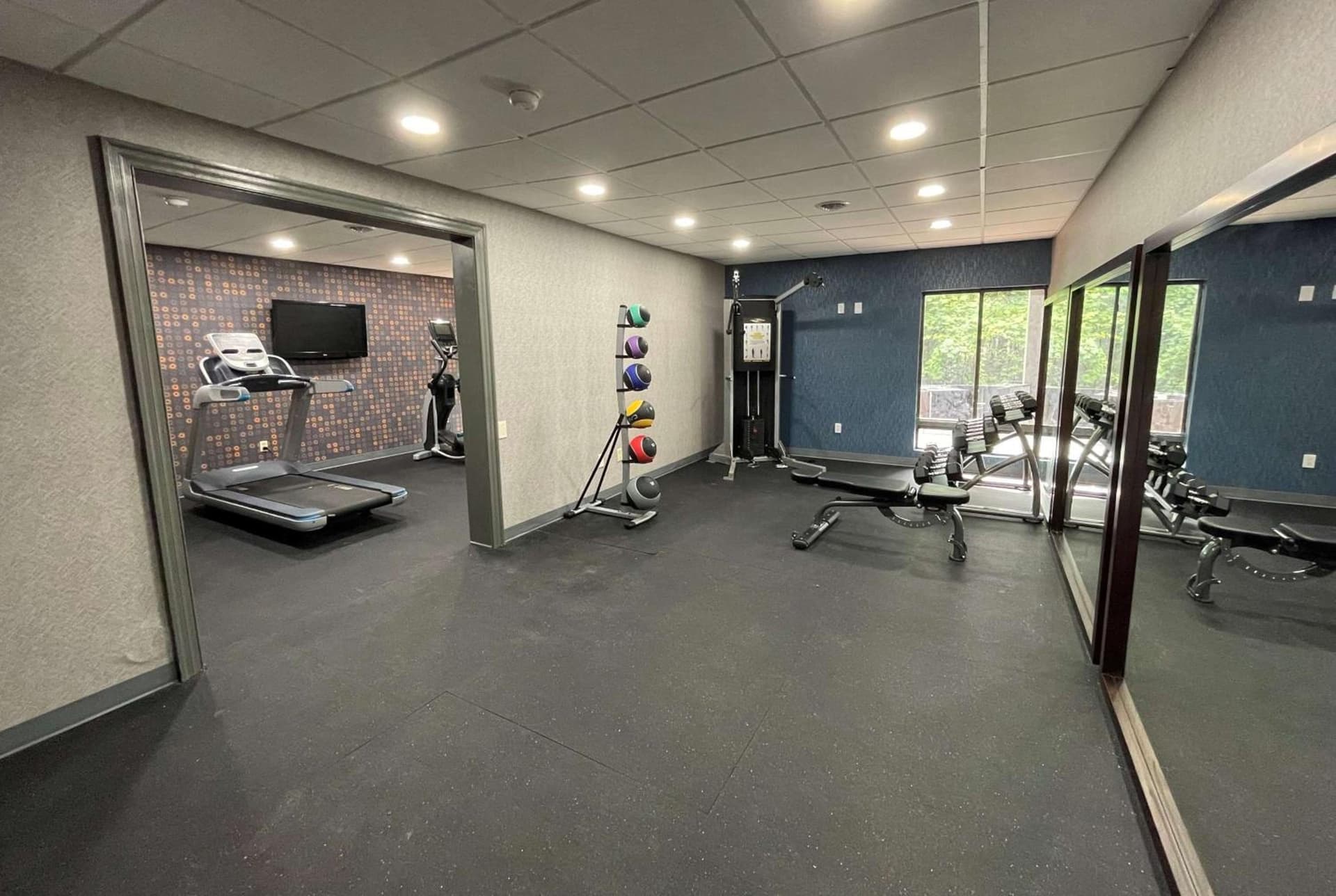 La Quinta Inn & Suites by Wyndham Fayetteville I-95 interior in Fayetteville, NC — gallery photo 2