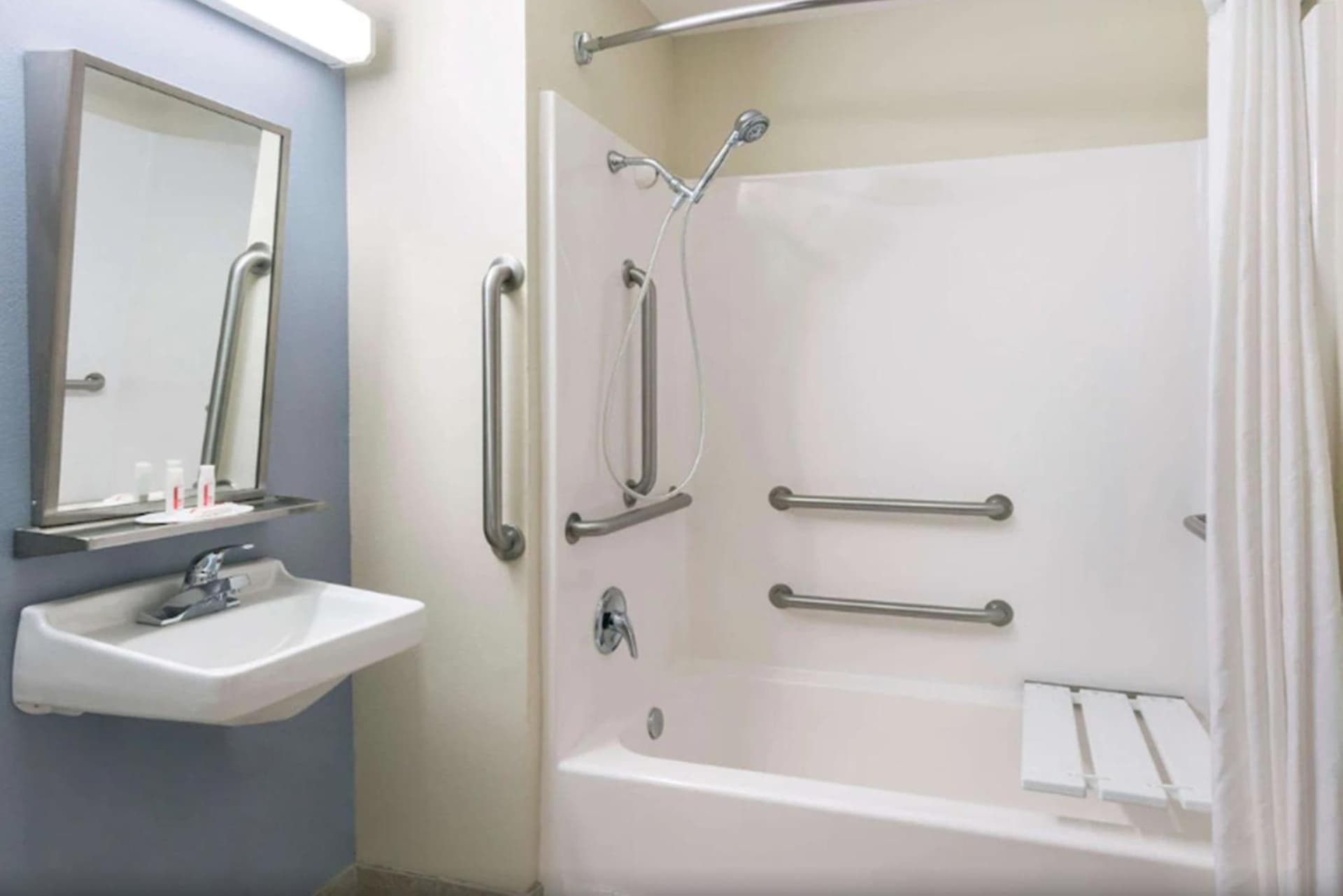 Microtel Inn and Suites Baton Rouge Airport gallery photo in Baton Rouge, LA — image 23