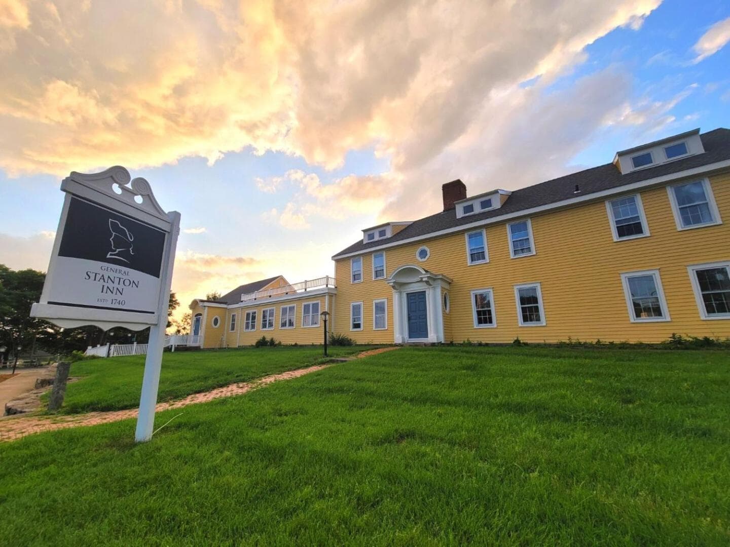 The Historic General Stanton Inn — hotel in Misquamicut, Rhode Island