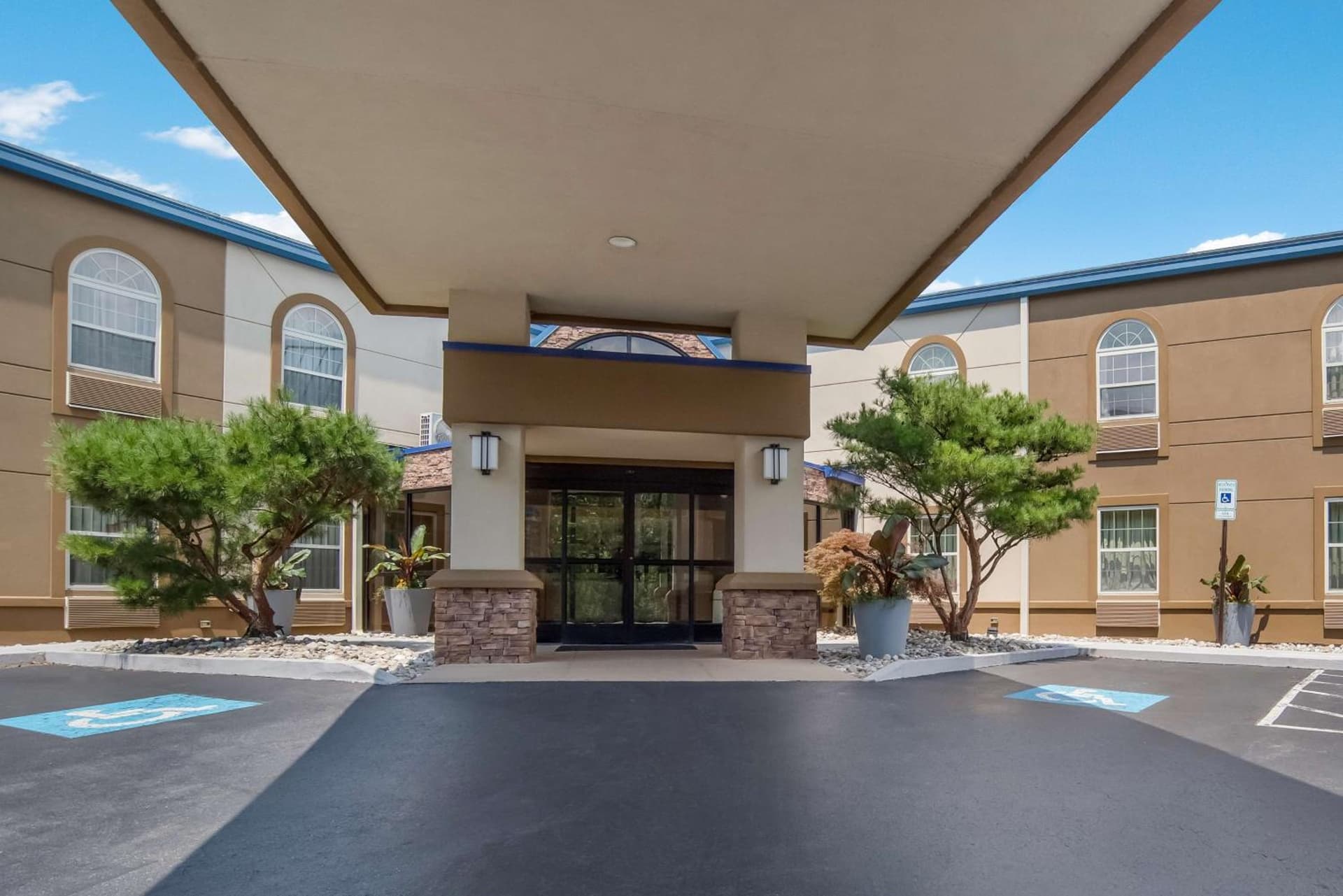 SureStay Plus by Best Western Elizabethtown Lancaster featured exterior or lobby in Elizabethtown, PA — similar hotel