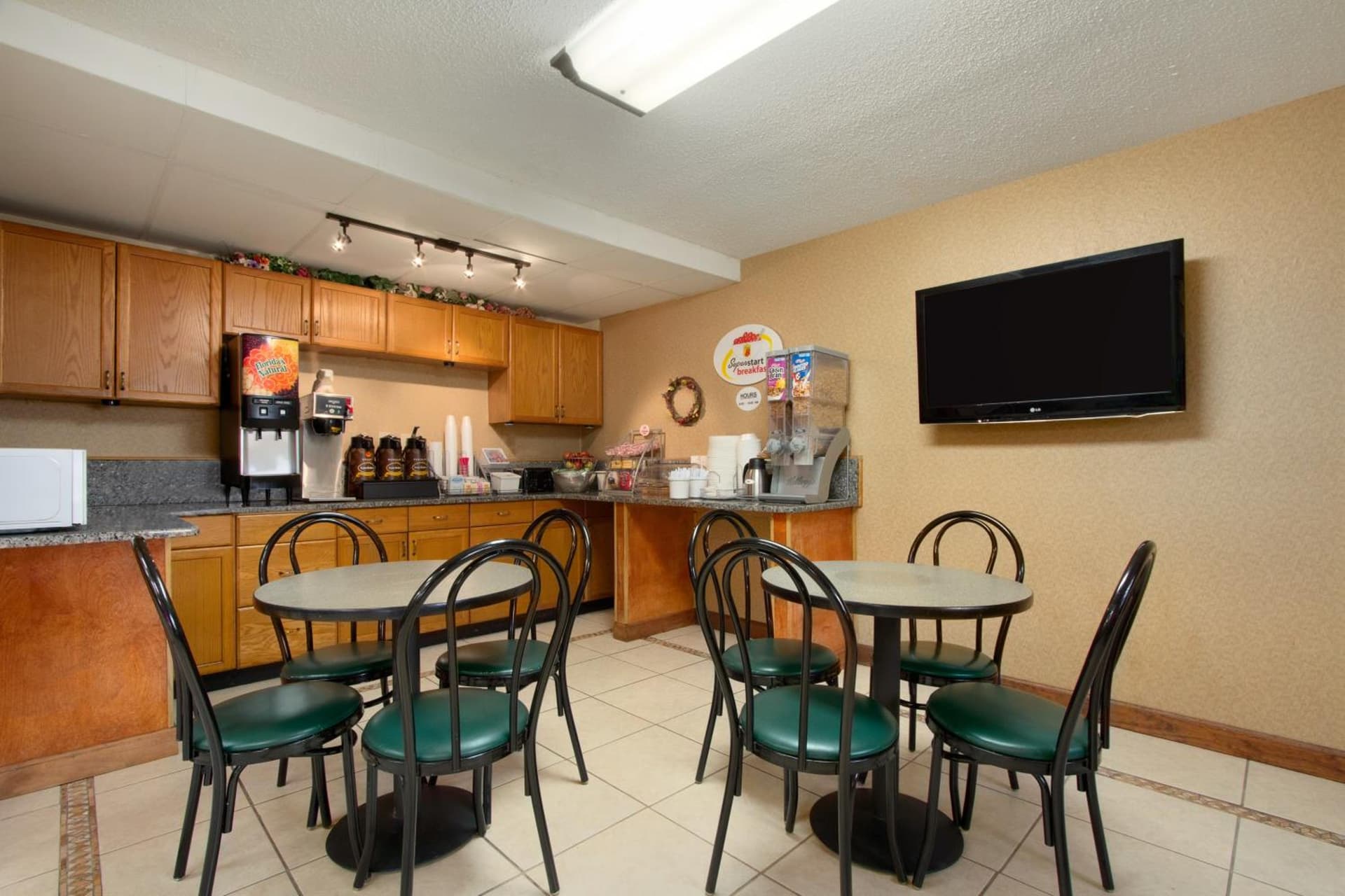 Super 8 by Wyndham Homewood Birmingham Area gallery photo in Birmingham, AL — image 9