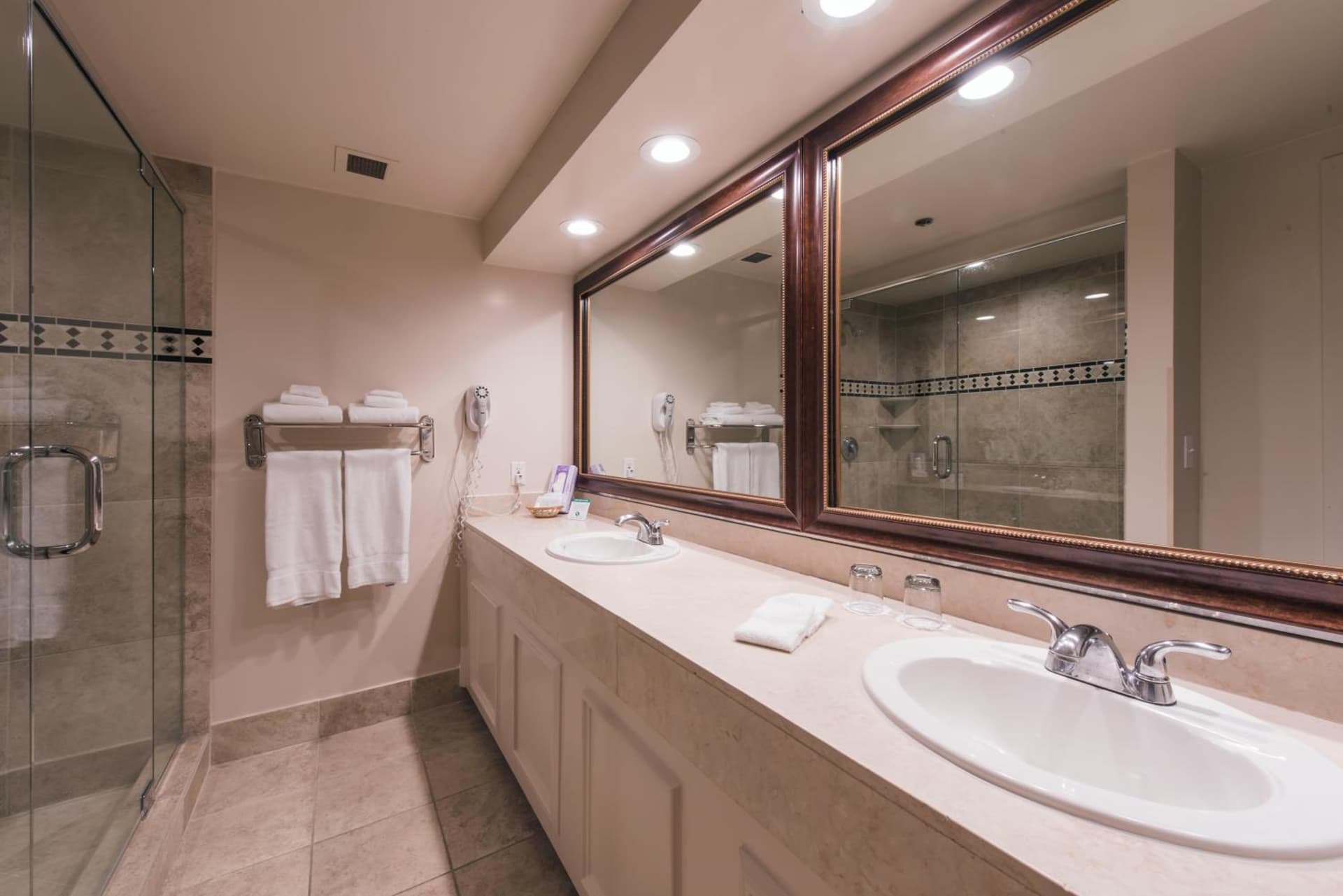 Grand Vista Hotel gallery photo in Simi Valley, CA — image 12