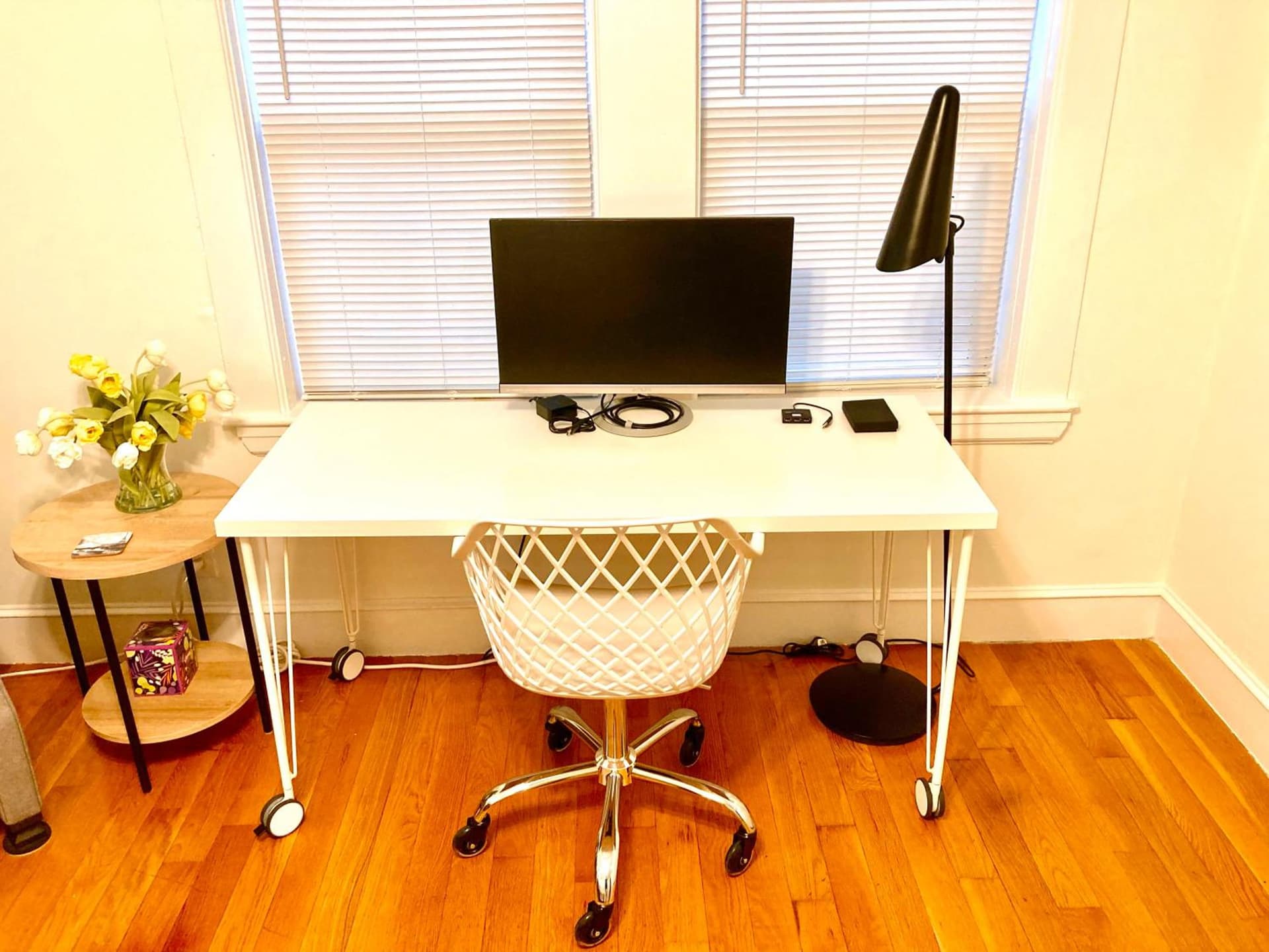 Near Train Station Gorgeous 3-Bedroom Apartment with Patios interior in Boston, MA — gallery photo 2