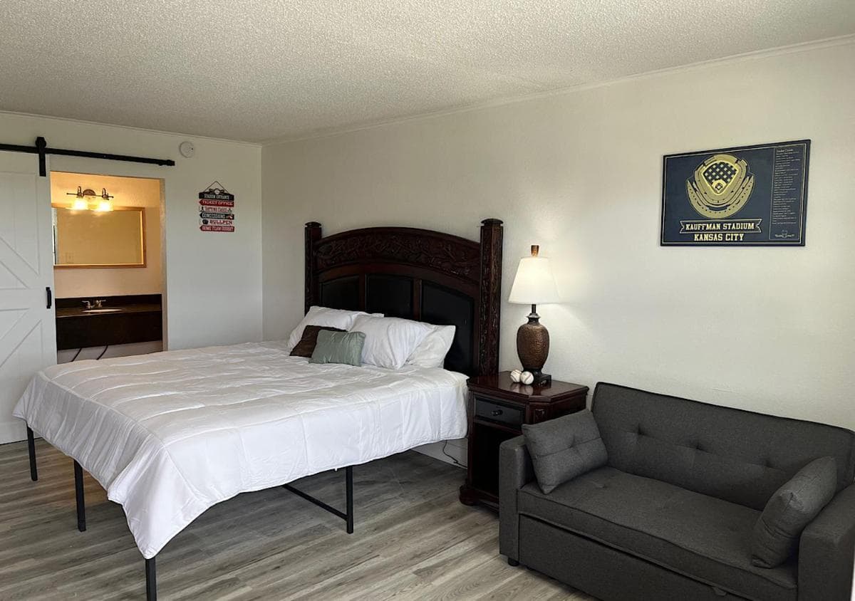 Ballparks Inn featured exterior or lobby in Branson, MO — similar hotel