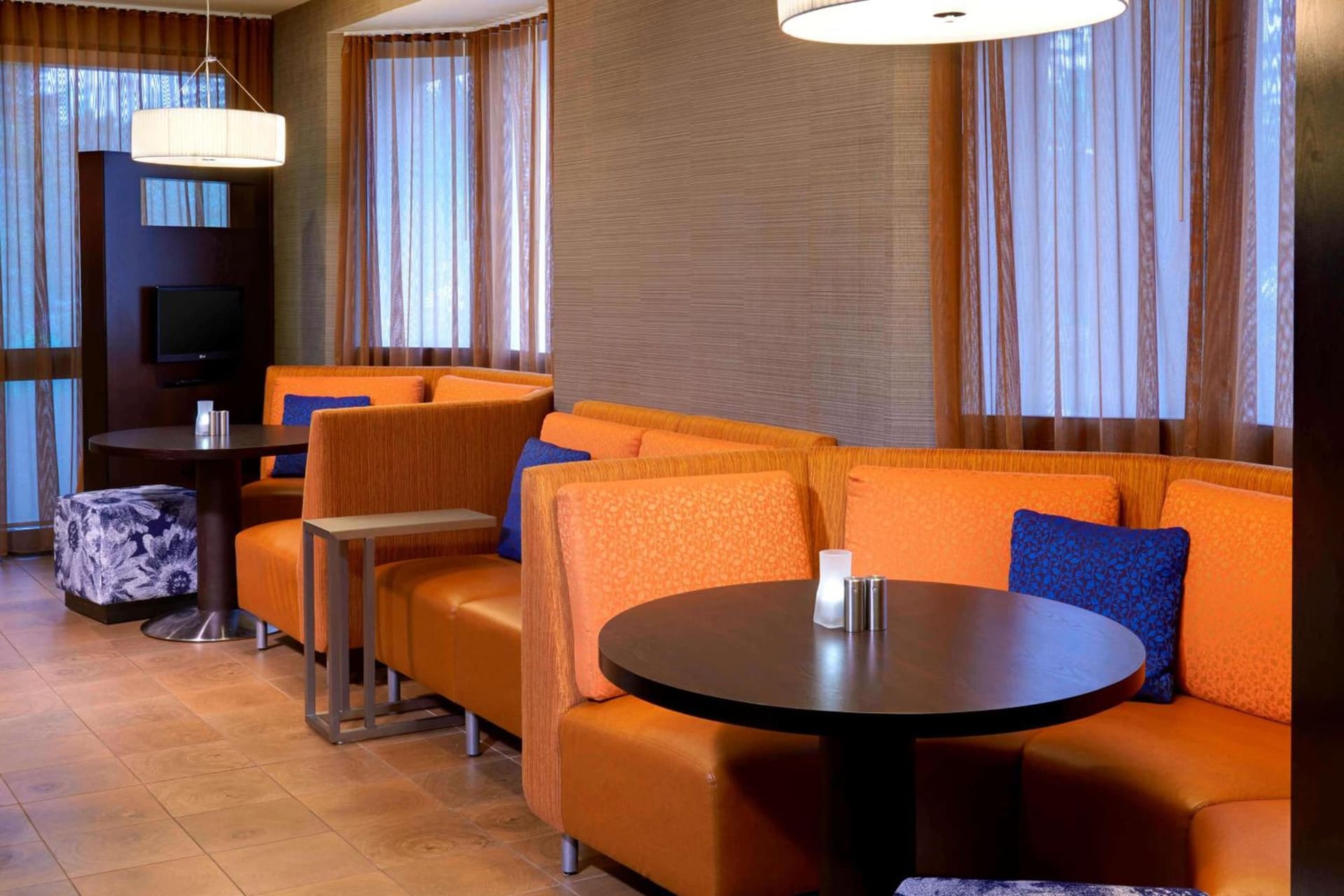 Best Western Plus Elgin - Chicago interior in Elgin, IL — gallery photo 2