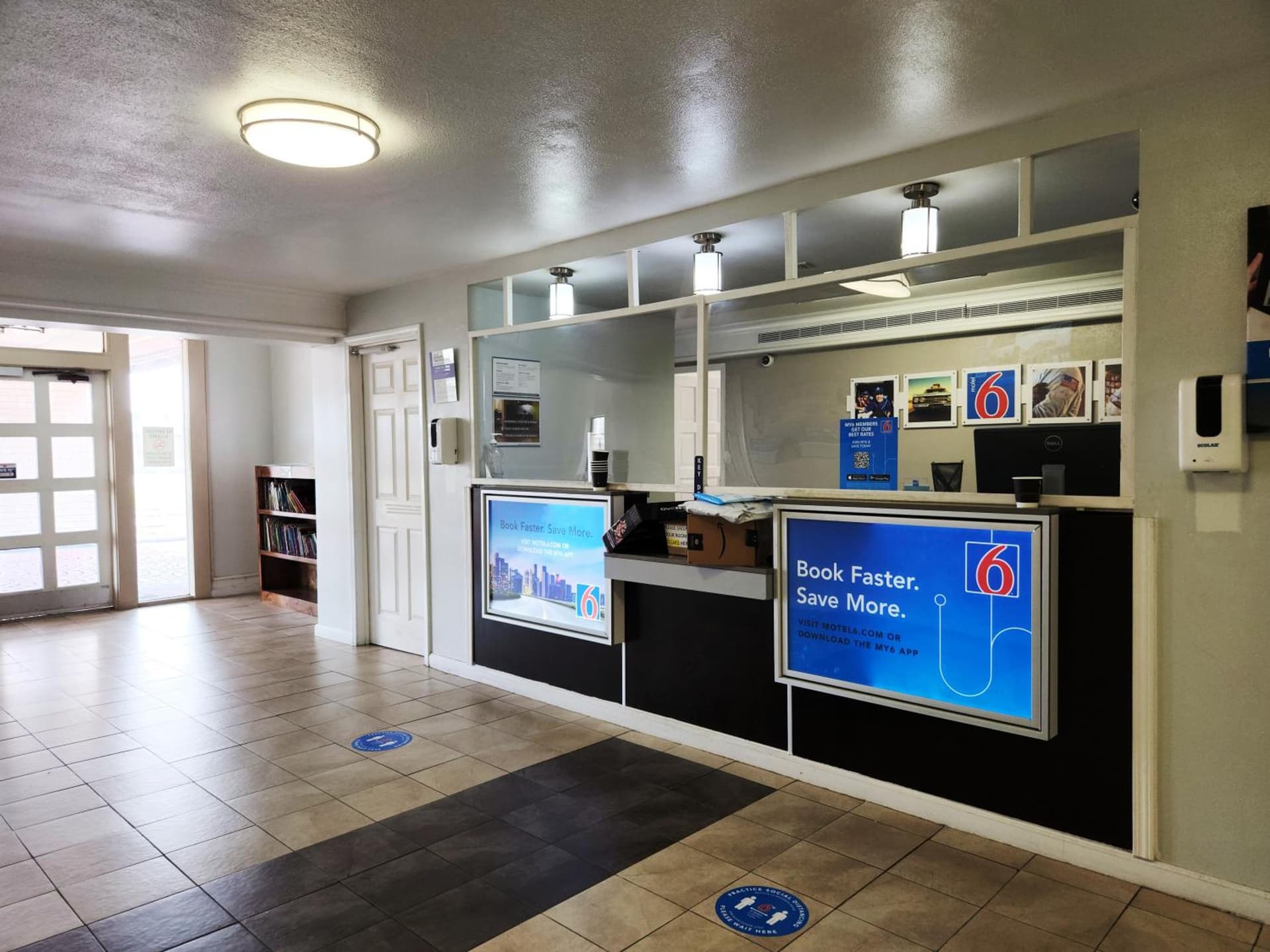 Studio 6 Baytown, Tx - Garth Road gallery photo in Baytown, TX — image 4