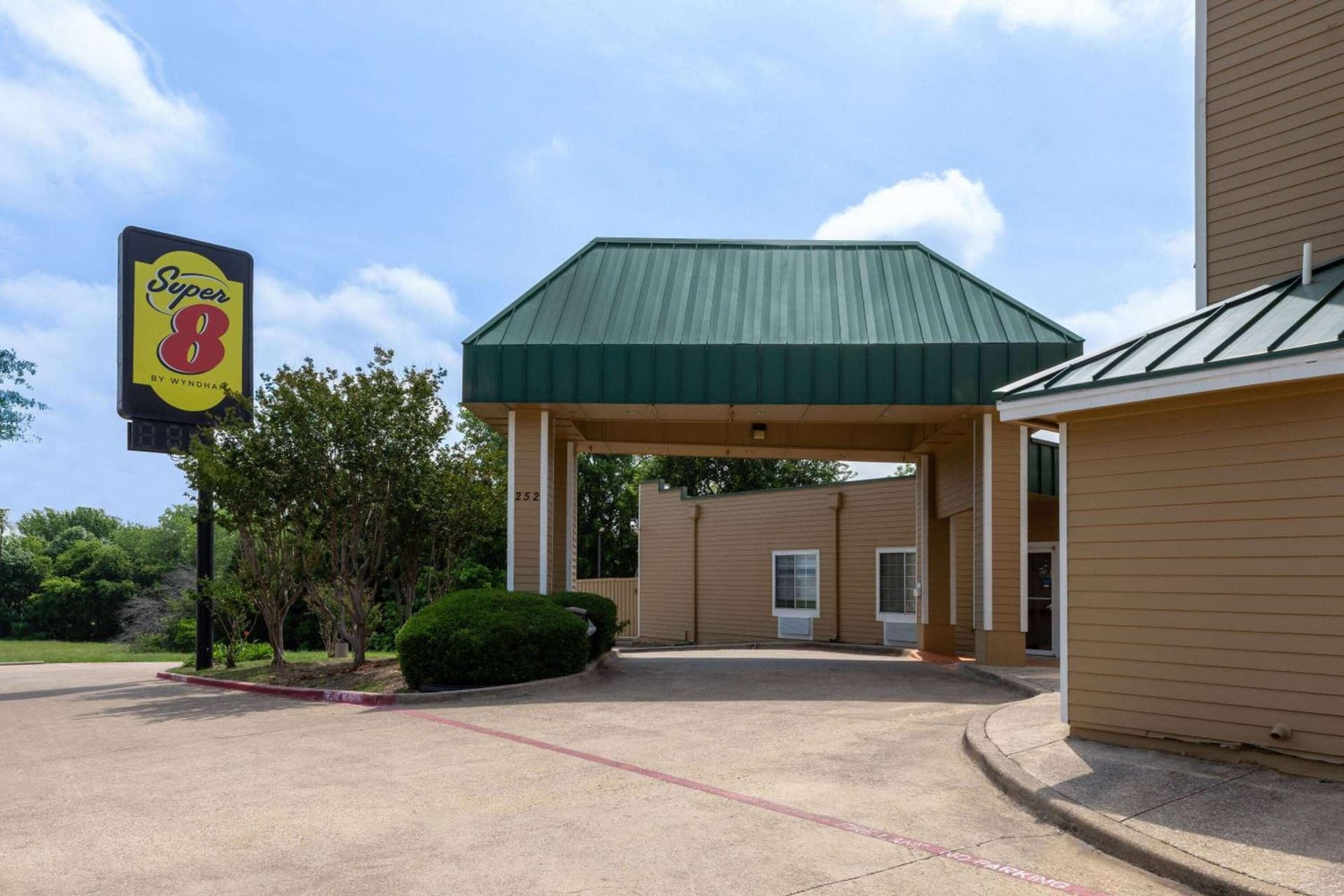 Super 8 by Wyndham Garland Rowlett East Dallas Area interior in Garland, TX — gallery photo 2