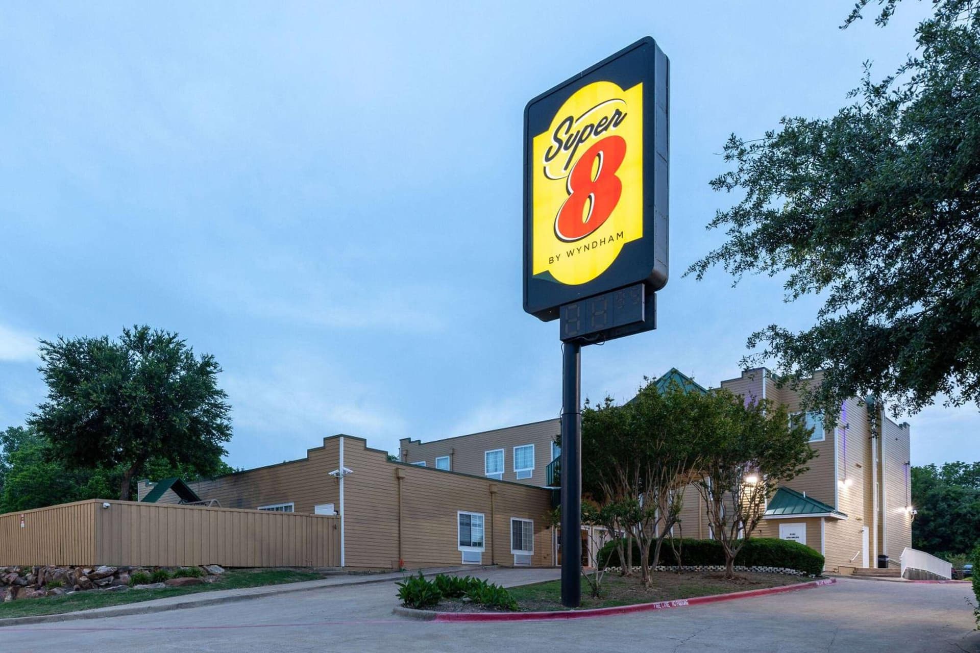 Super 8 by Wyndham Garland Rowlett East Dallas Area gallery photo in Garland, TX — image 27