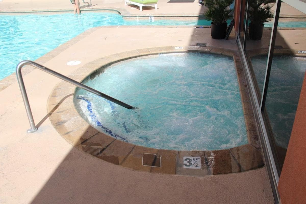 Ultimate Las Vegas Getaway One Bedroom Suite with Balcony, Kitchen, Gym, Pool & Free Parking property views in Las Vegas, NV — gallery photo 3