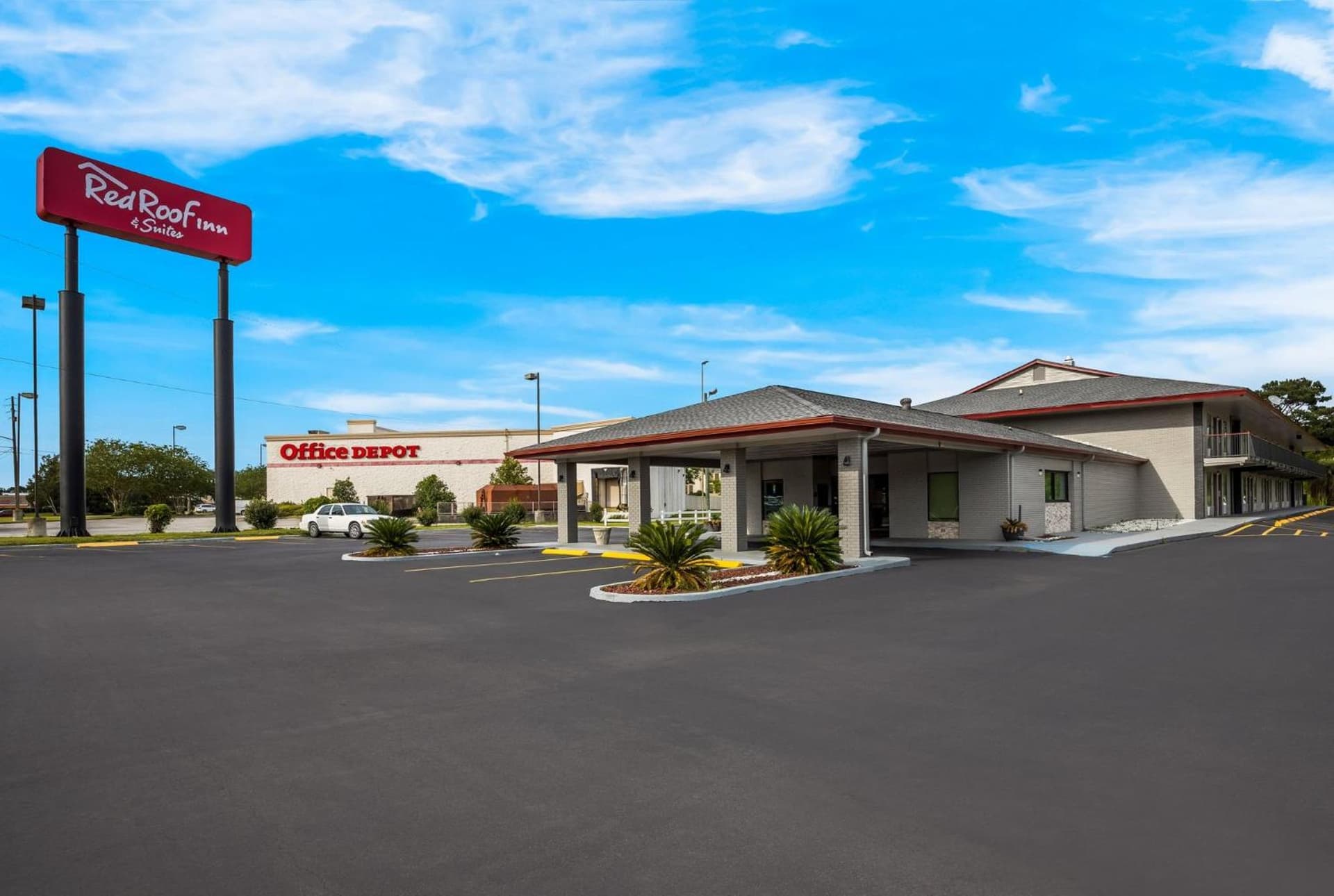 Red Roof Inn & Suites Thomasville interior in Thomasville, GA — gallery photo 2