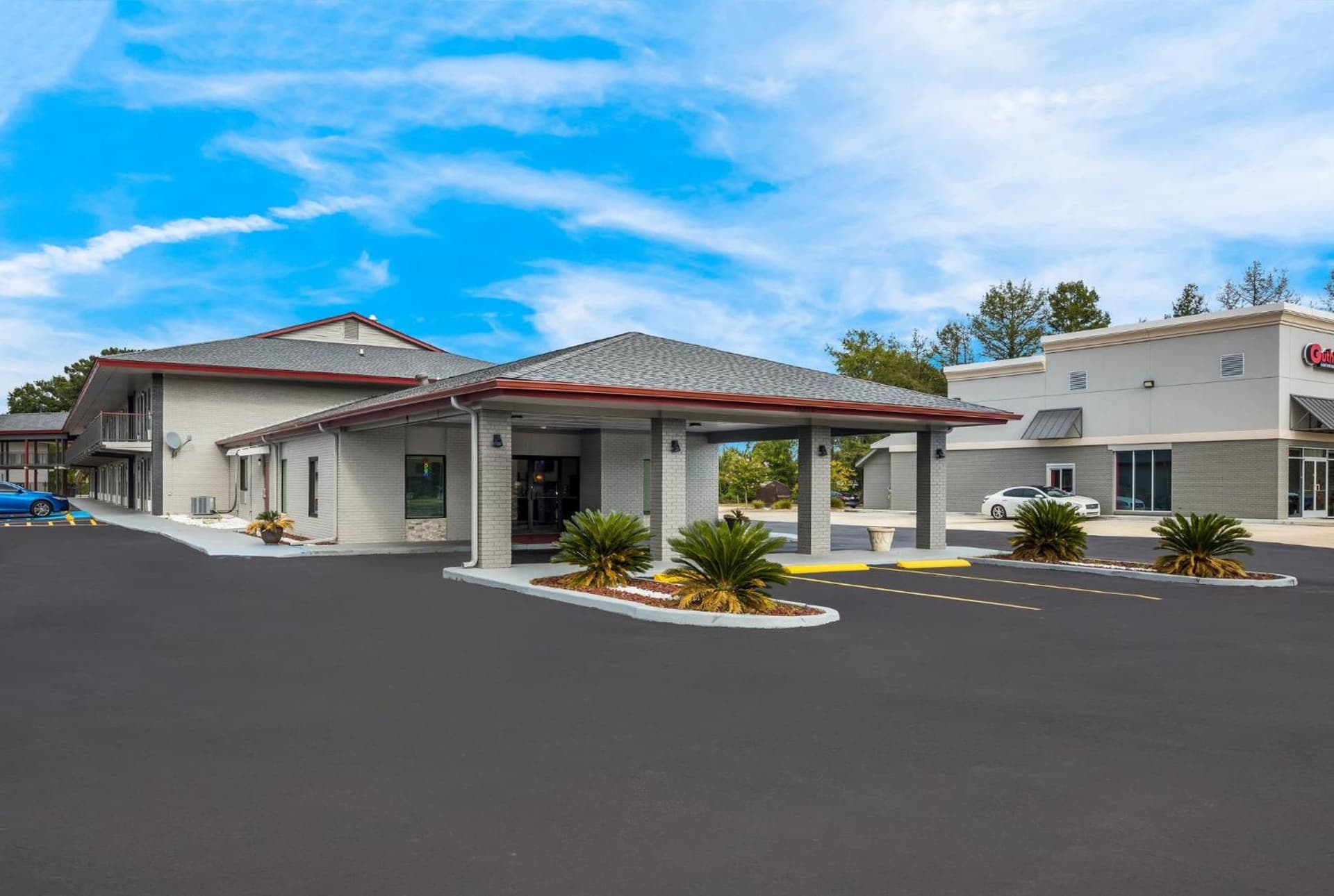 Red Roof Inn & Suites Thomasville featured exterior or lobby in Thomasville, GA — similar hotel