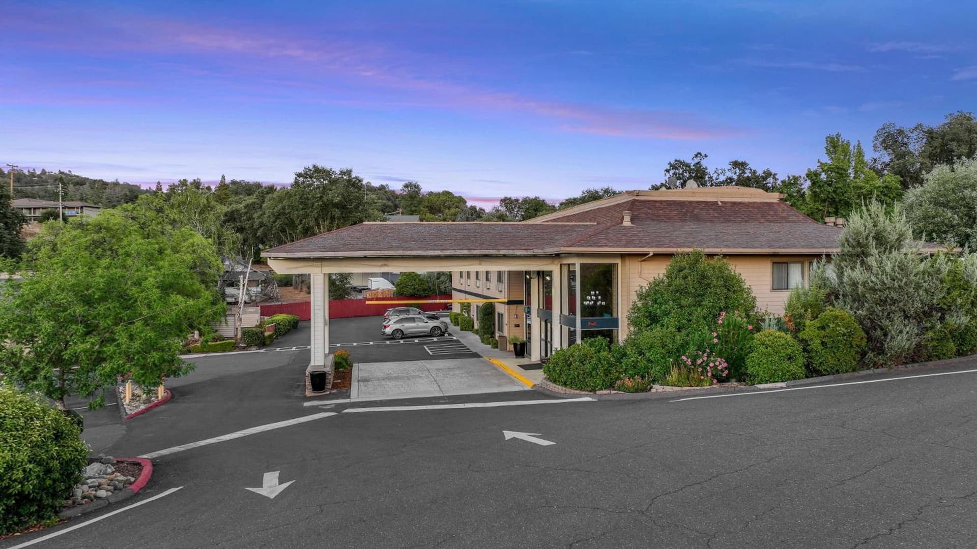 Best Western Plus Sonora Oaks Hotel and Conference Center interior in Sonora, CA — gallery photo 2