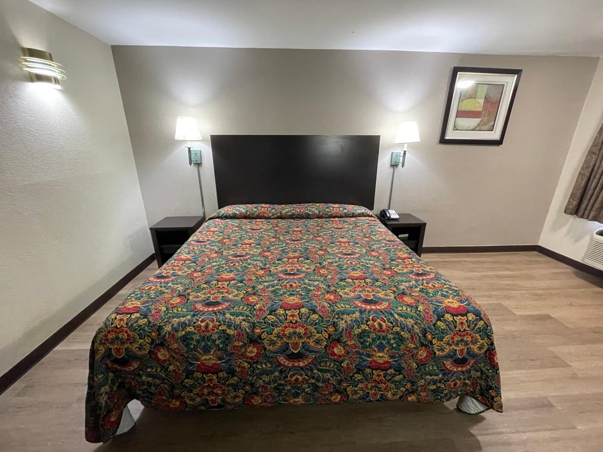 Royal Inn Motel interior in Fredericksburg, VA — gallery photo 2