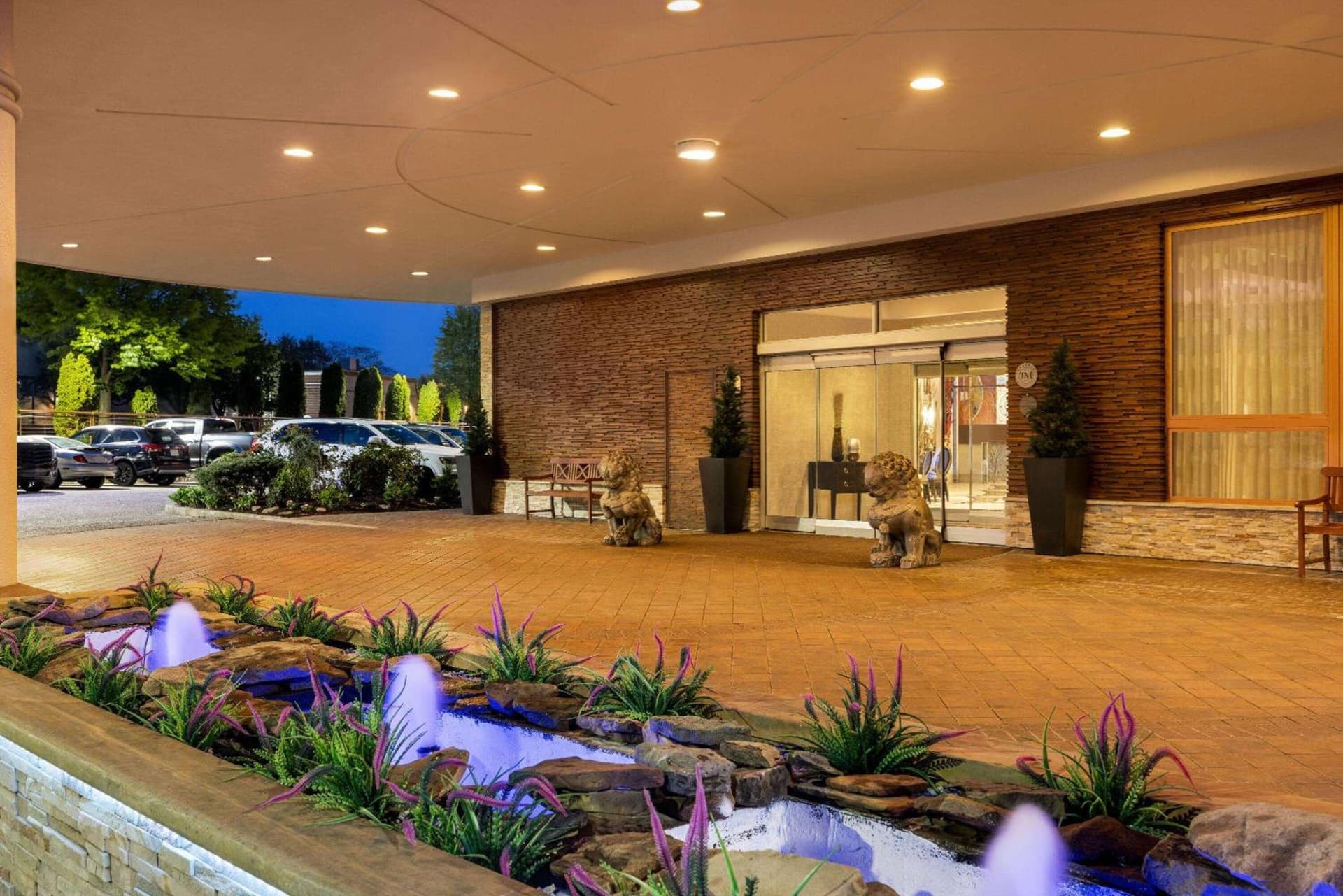 Viana Hotel and Spa, Trademark Collection by Wyndham interior in Westbury, NY — gallery photo 2
