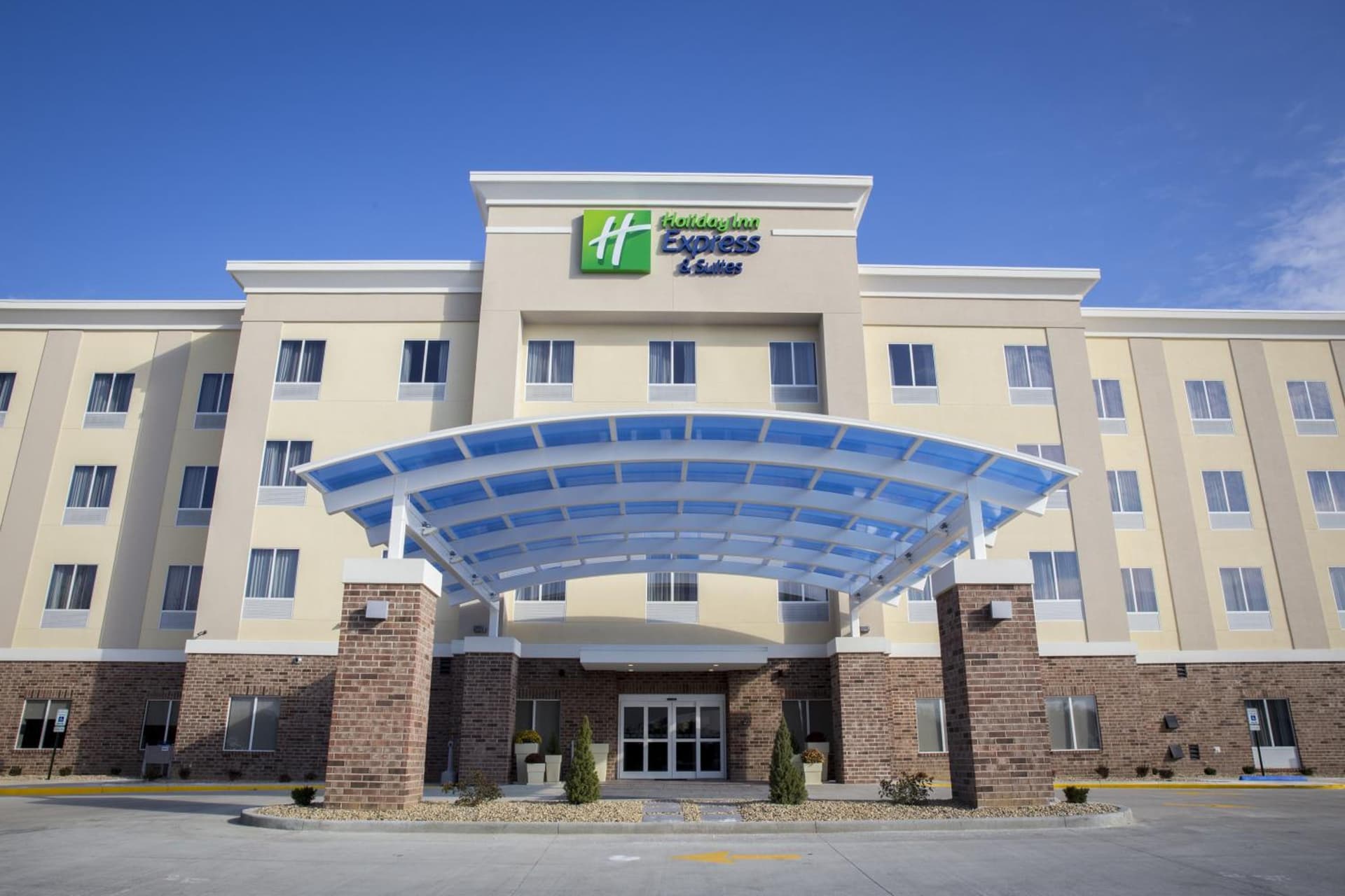 Holiday Inn Express and Suites Edwardsville by IHG interior in Edwardsville, IL — gallery photo 2