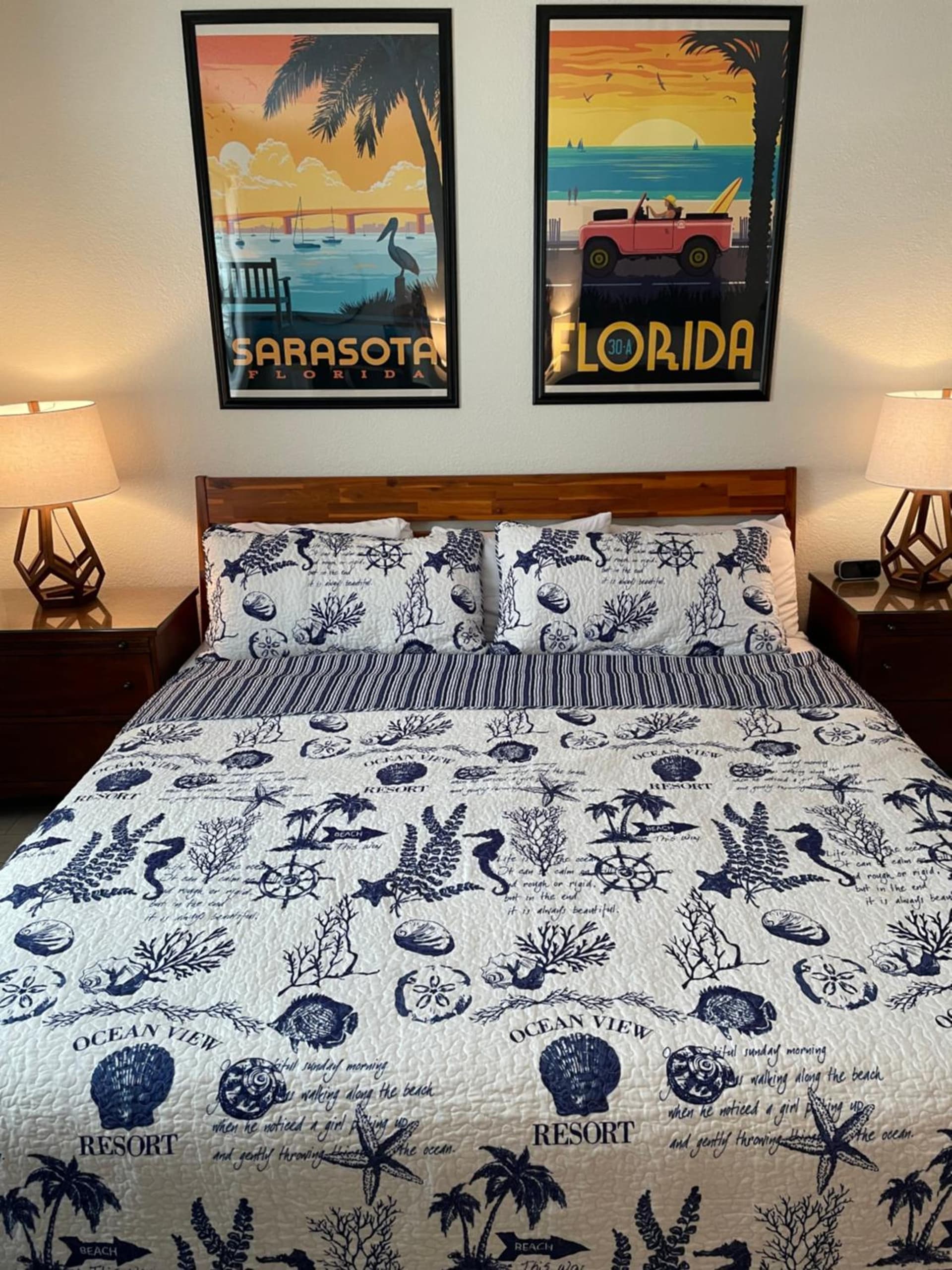 Heated Pool, Bunk Beds, King Bed, Huge TV, Marina, Tiki Bar interior in Sarasota, FL — gallery photo 2