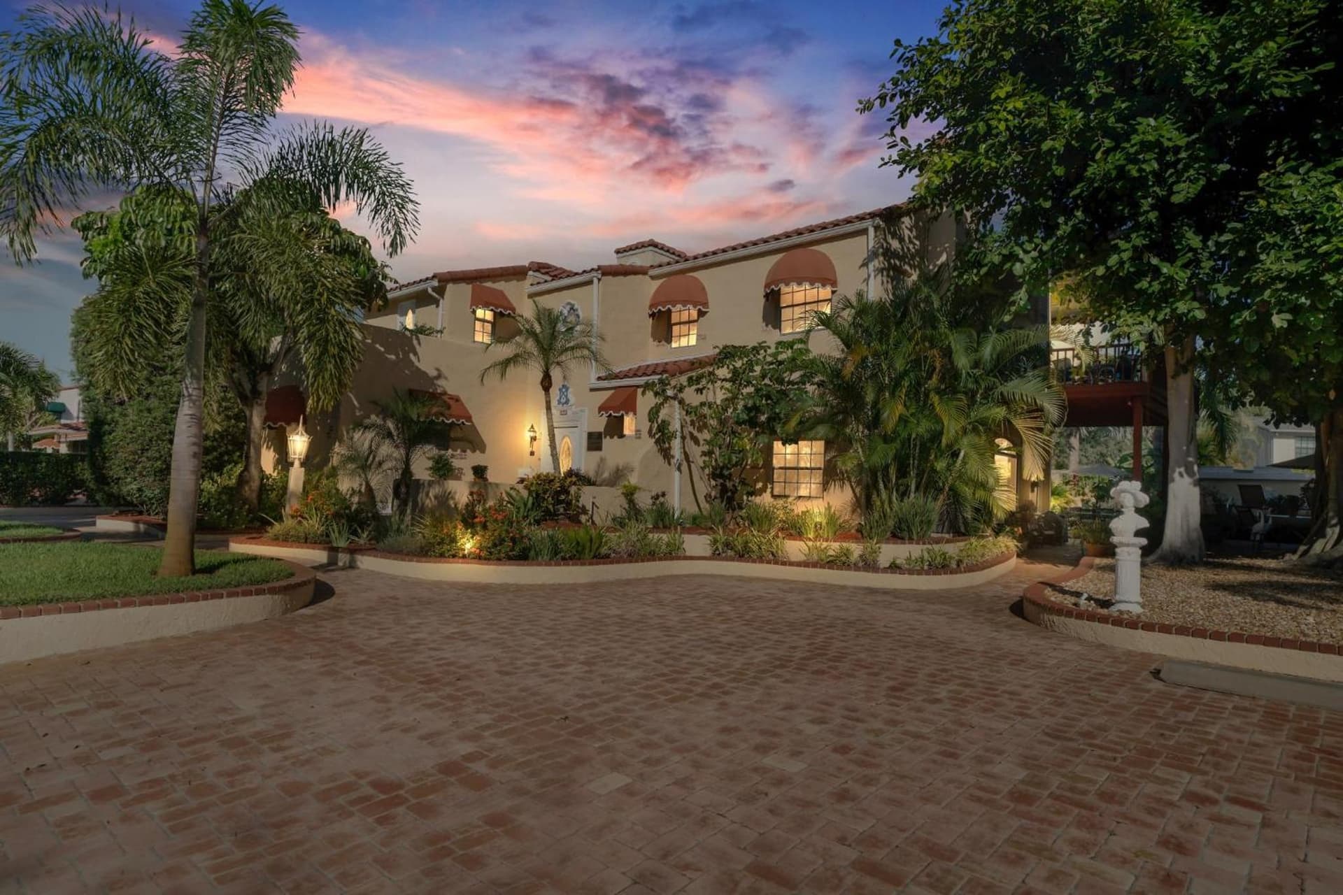 Banyan House Vacation Rentals featured exterior or lobby in Venice, FL — similar hotel