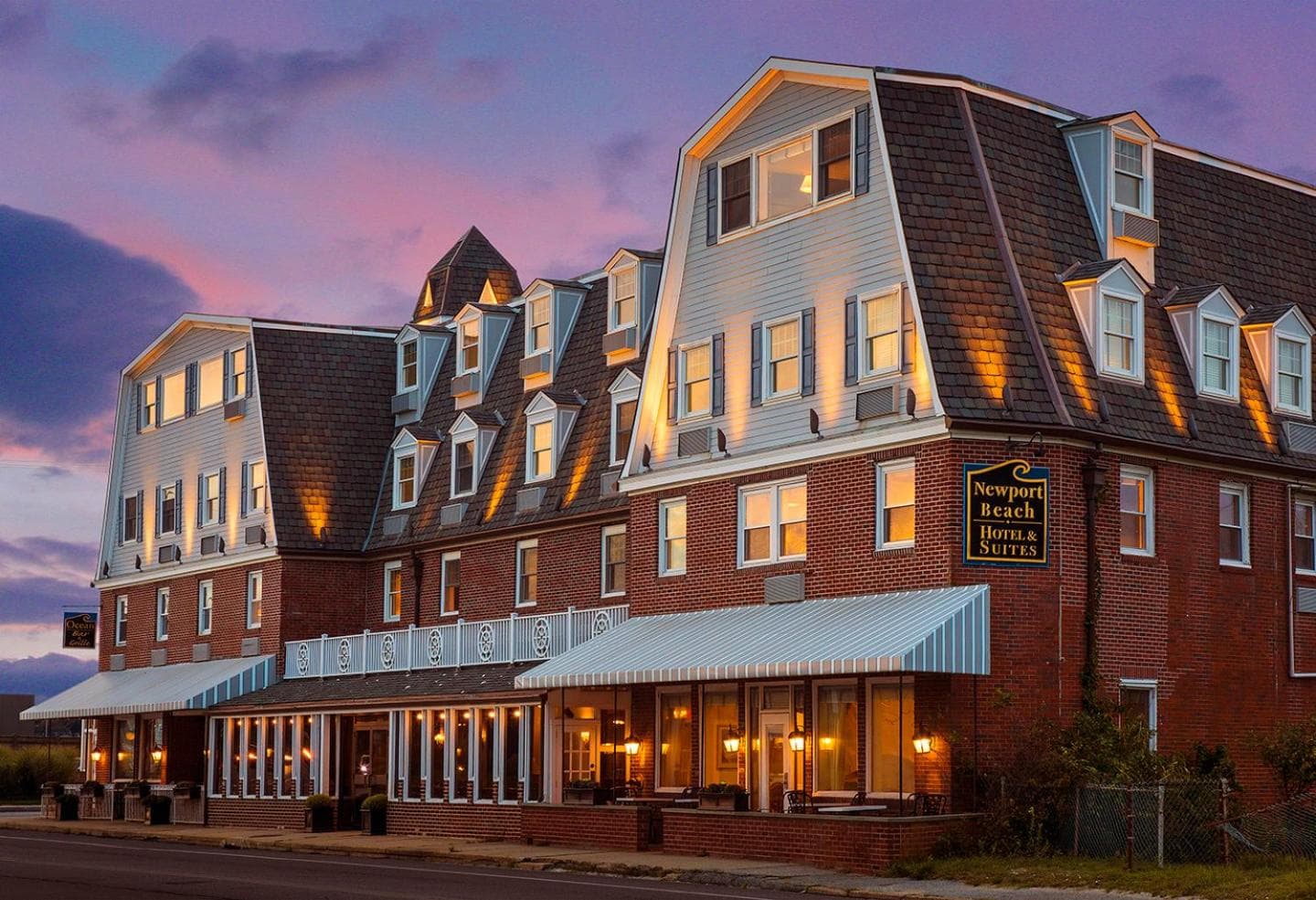 Newport Beach Hotel & Suites interior in Middletown, RI — gallery photo 2