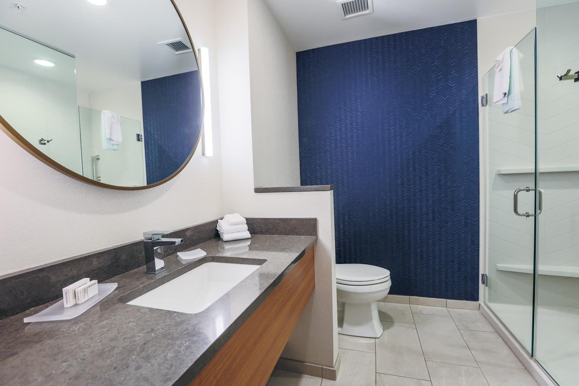 Fairfield Inn & Suites Marquette interior in Marquette, MI — gallery photo 2