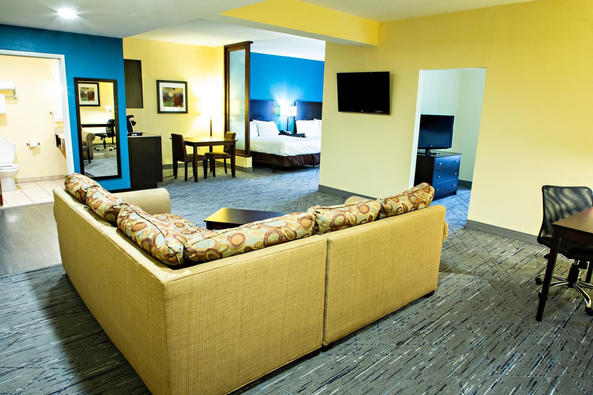 Holiday Inn Express & Suites Harrisburg West interior in Mechanicsburg, PA — gallery photo 2