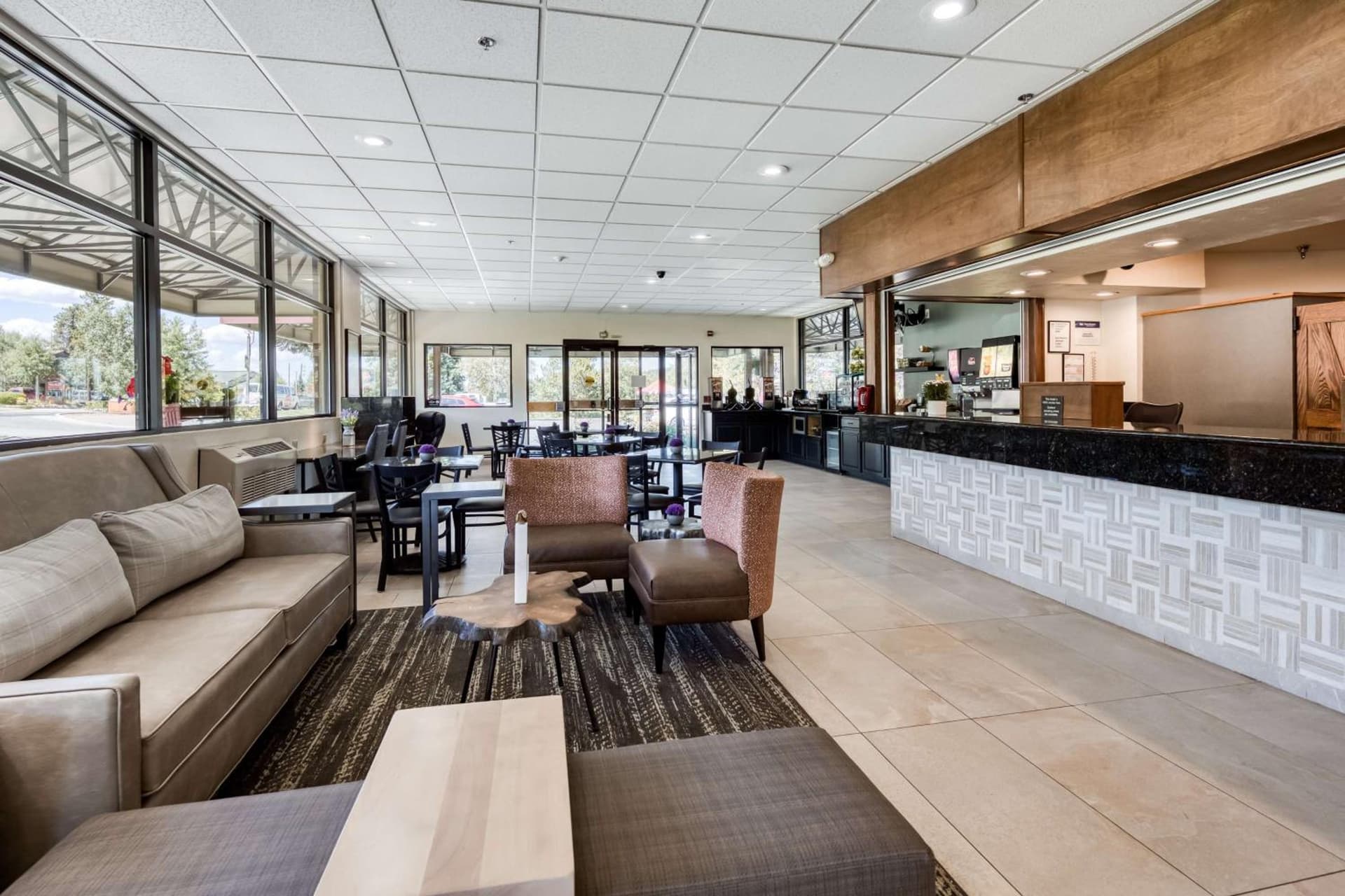 Best Western Alpenglo Lodge interior in Winter Park, CO — gallery photo 2
