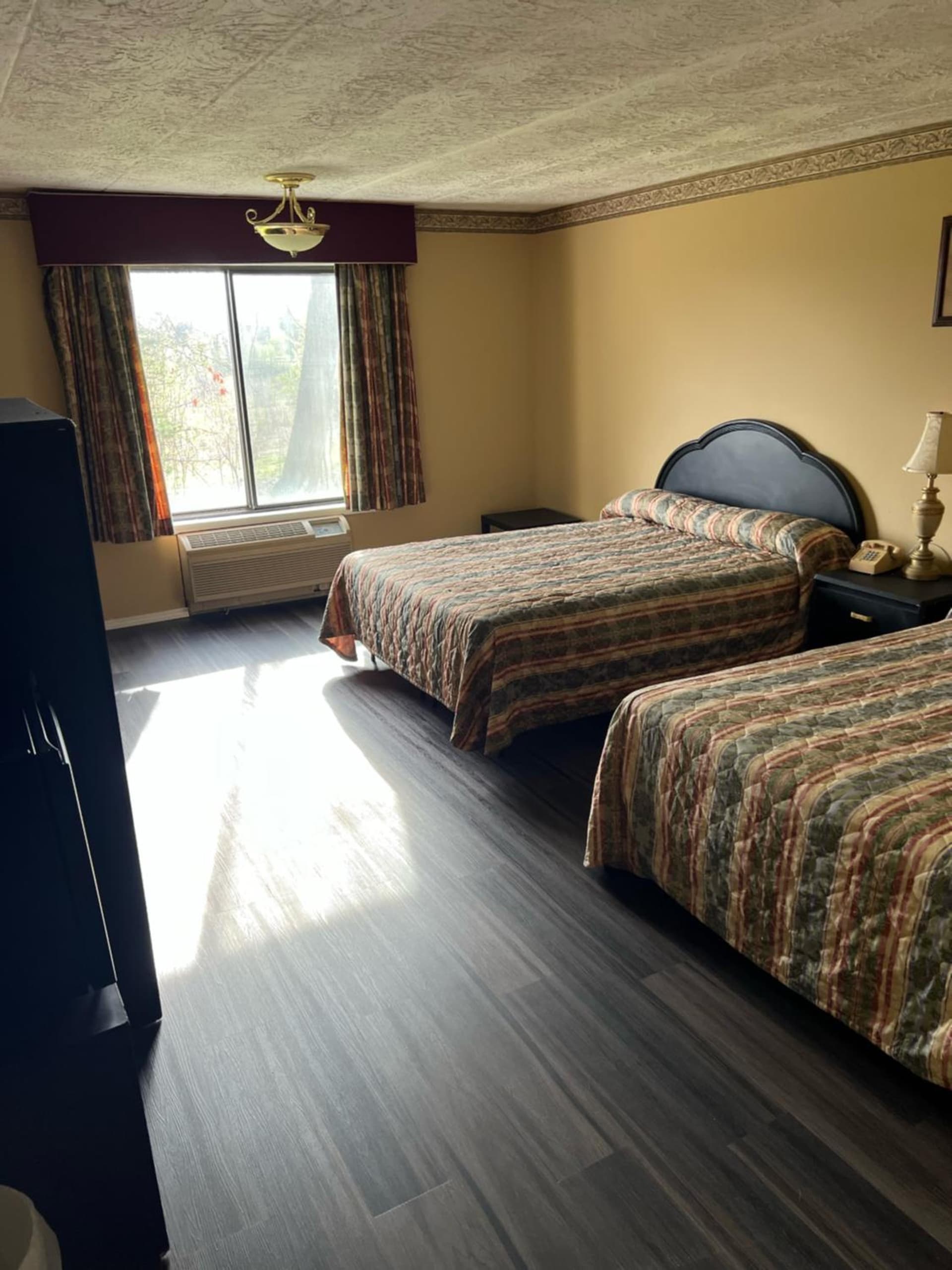 Chateau Royale Inn featured exterior or lobby in Lake Geneva, WI — similar hotel