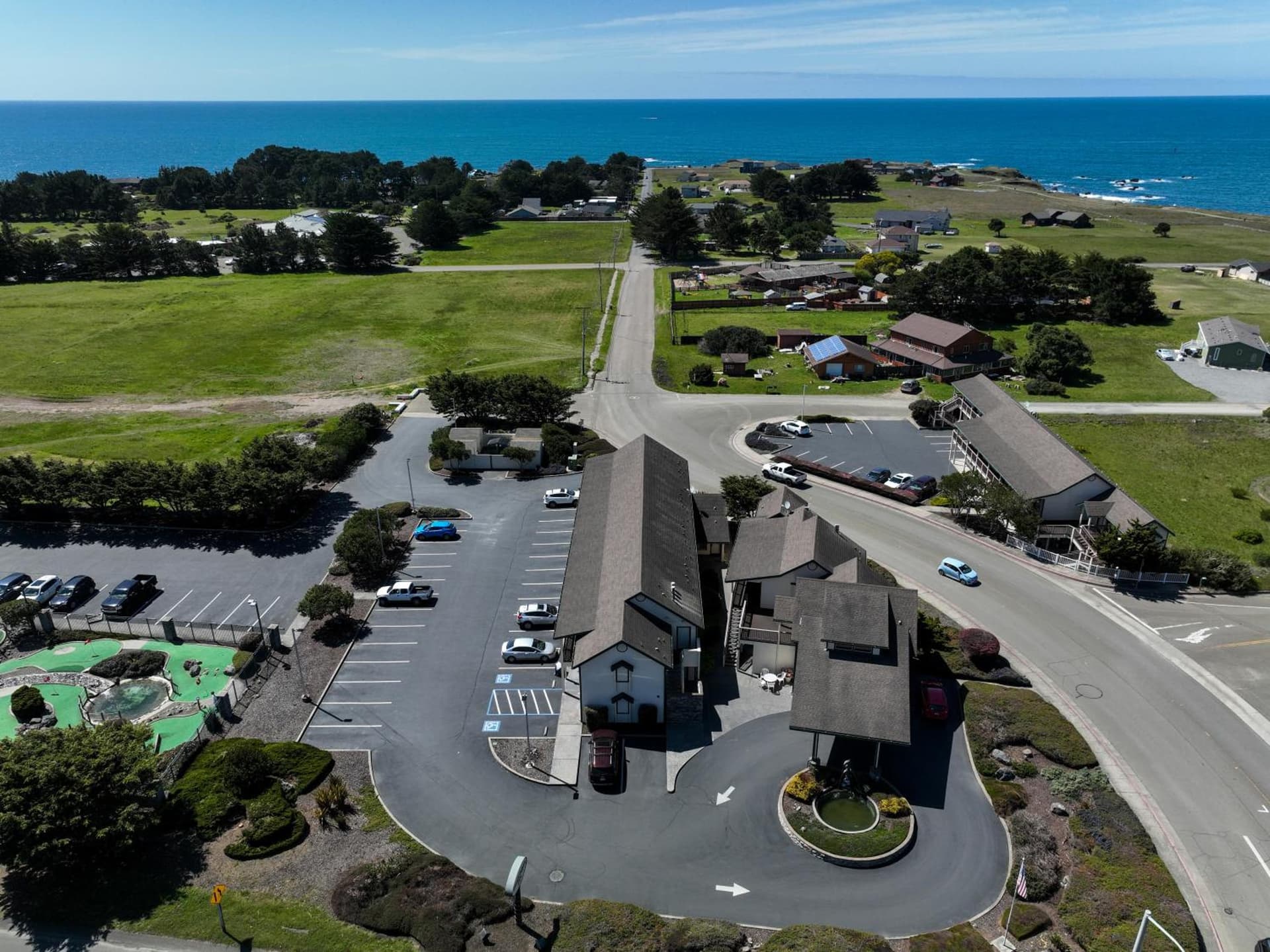 Emerald Dolphin Inn & Mini Golf property views in Fort Bragg, CA — gallery photo 3