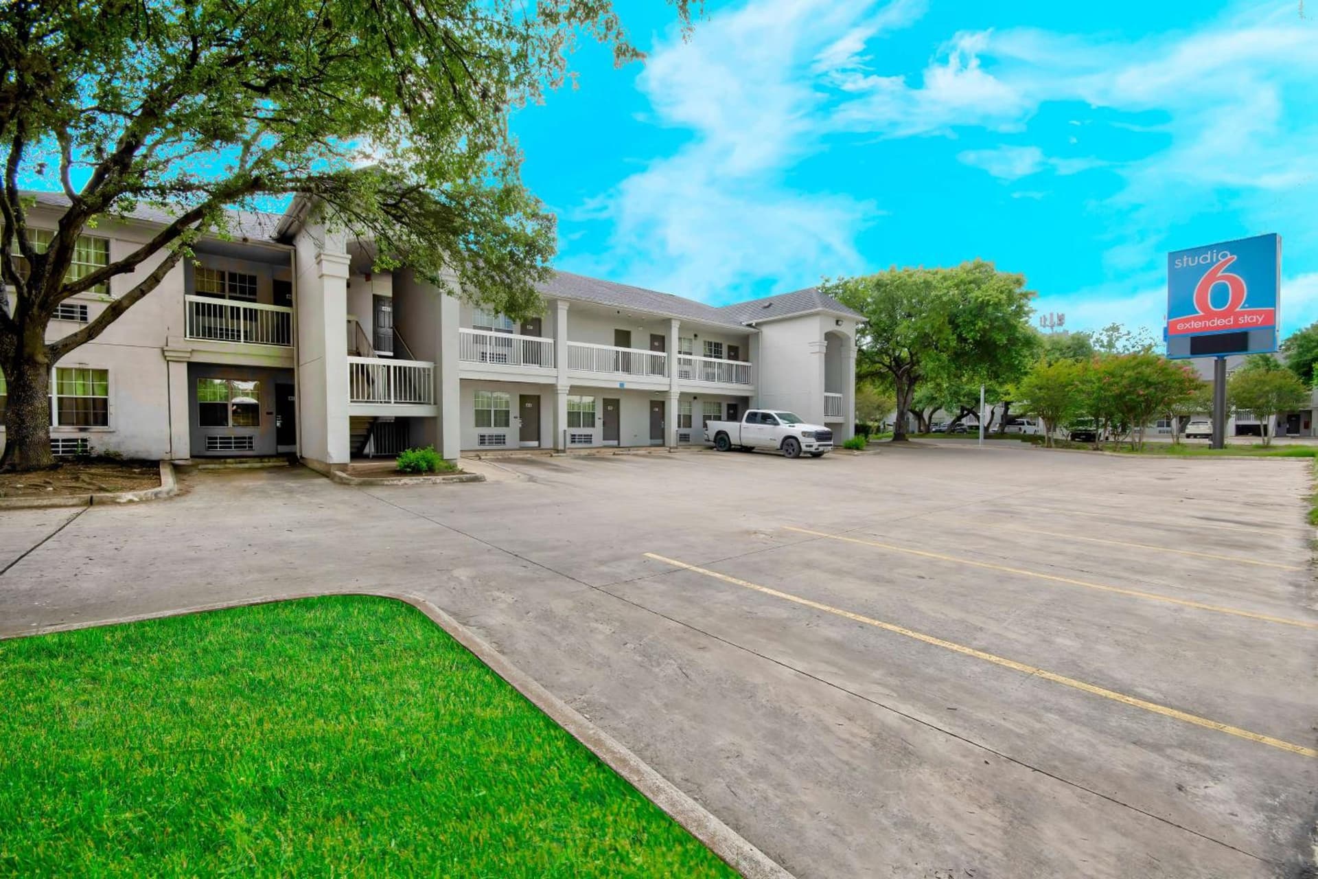 Studio 6-San Antonio, TX - Medical Center featured exterior or lobby in San Antonio, TX — similar hotel