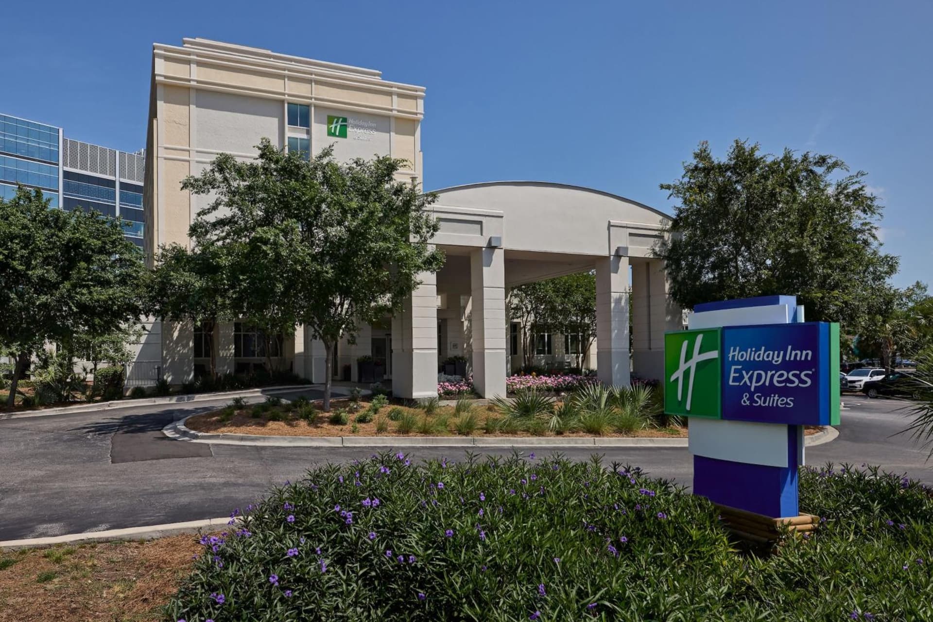 Holiday Inn Express & Suites Charleston DWTN - Medical CTR by IHG property views in Charleston, SC — gallery photo 3
