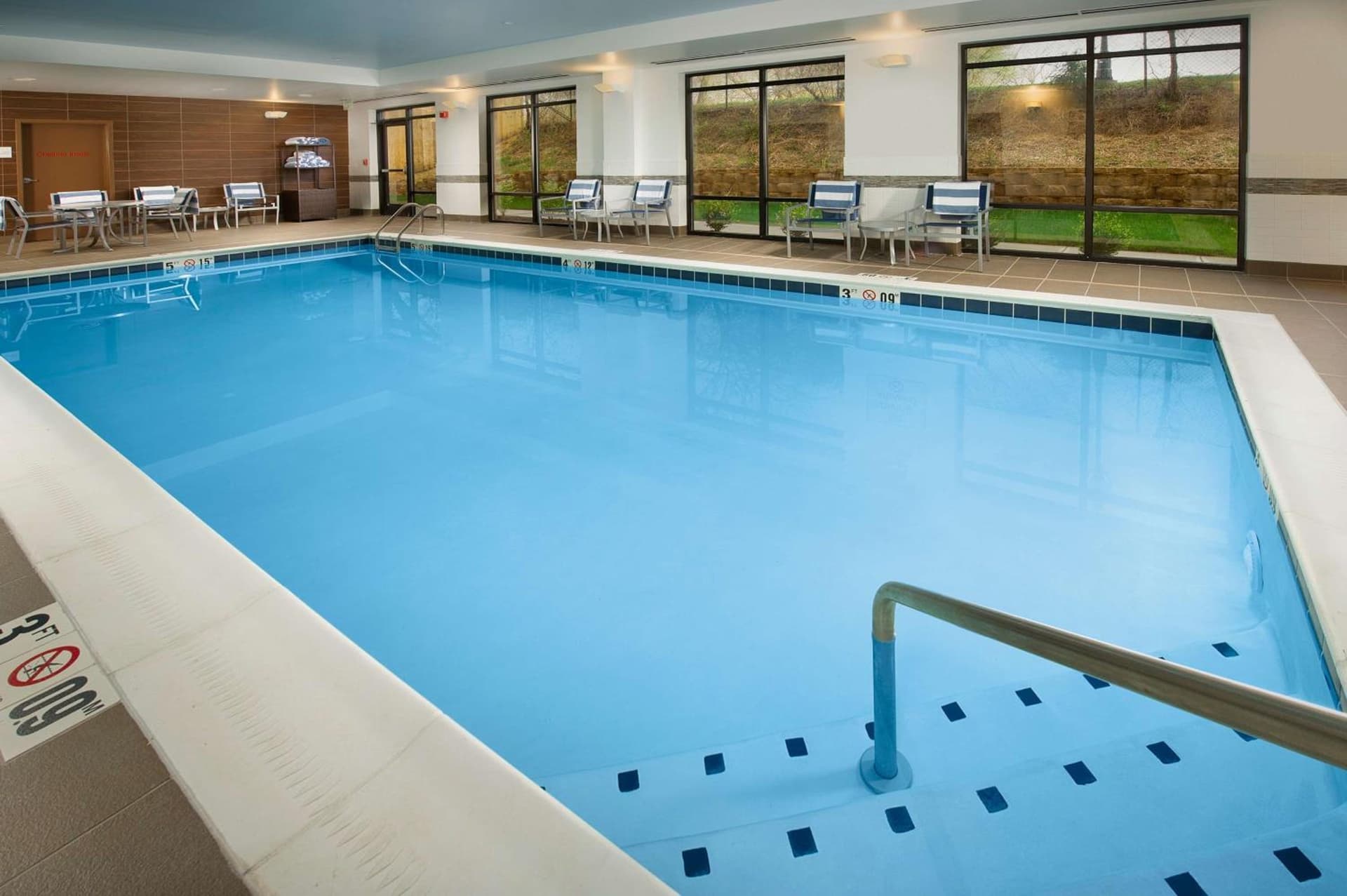 Hampton Inn & Suites Baltimore/Woodlawn interior in Baltimore, MD — gallery photo 2