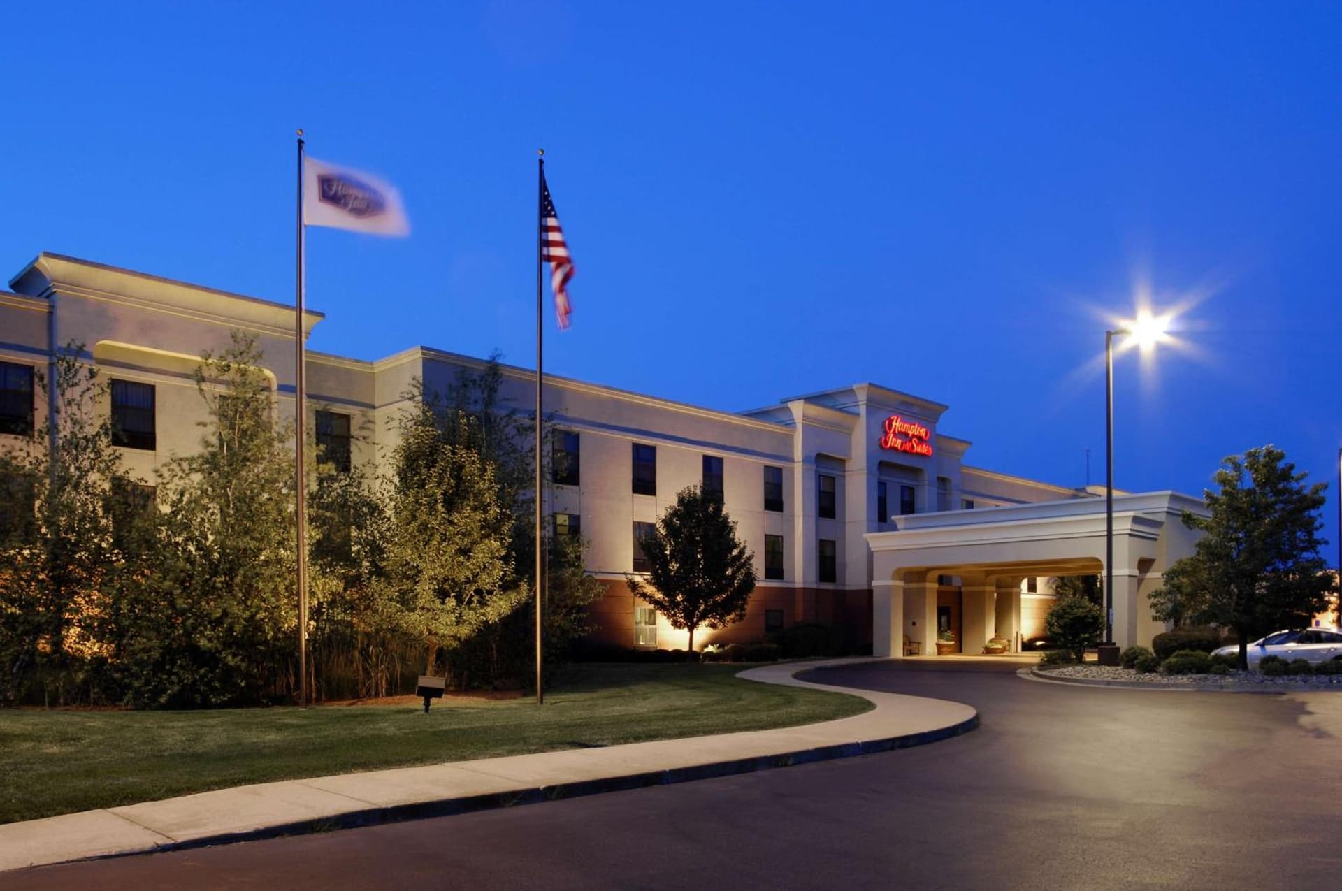 Hampton Inn & Suites Kalamazoo-Oshtemo interior in Oshtemo — gallery photo 2