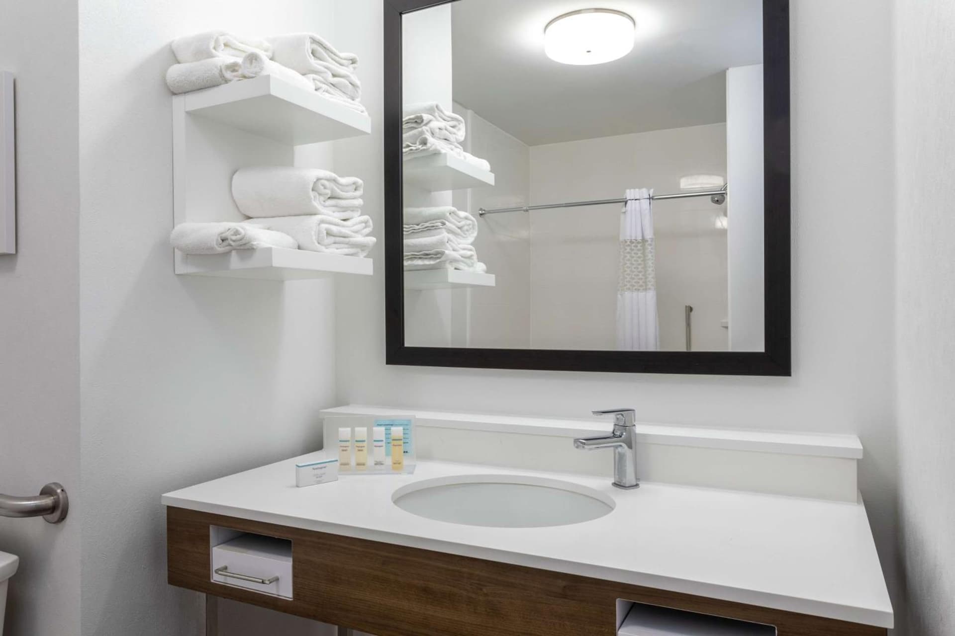 Hampton Inn Bedford interior in Bedford, PA — gallery photo 2