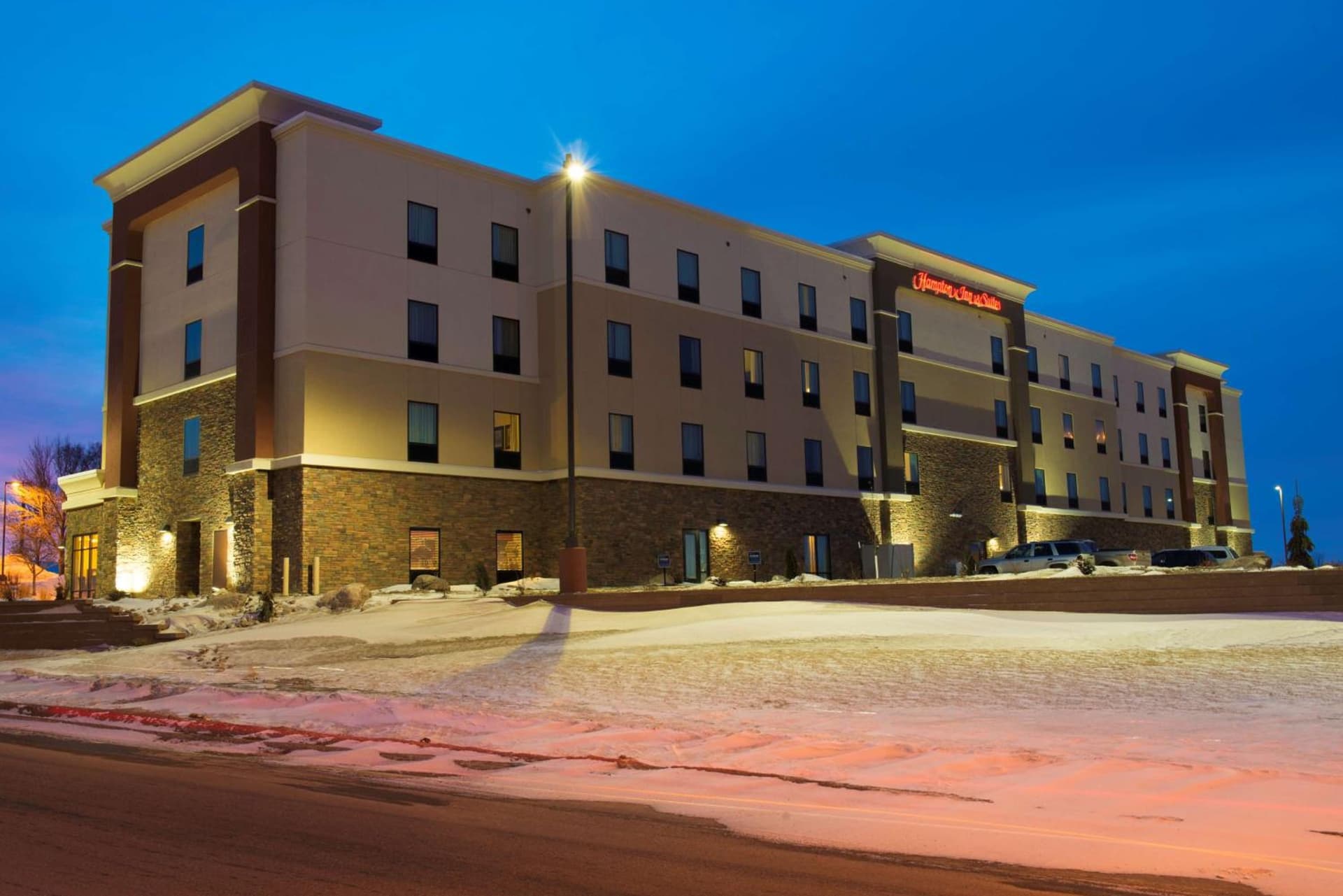 Hampton Inn & Suites Bismarck Northwest interior in Bismarck, ND — gallery photo 2