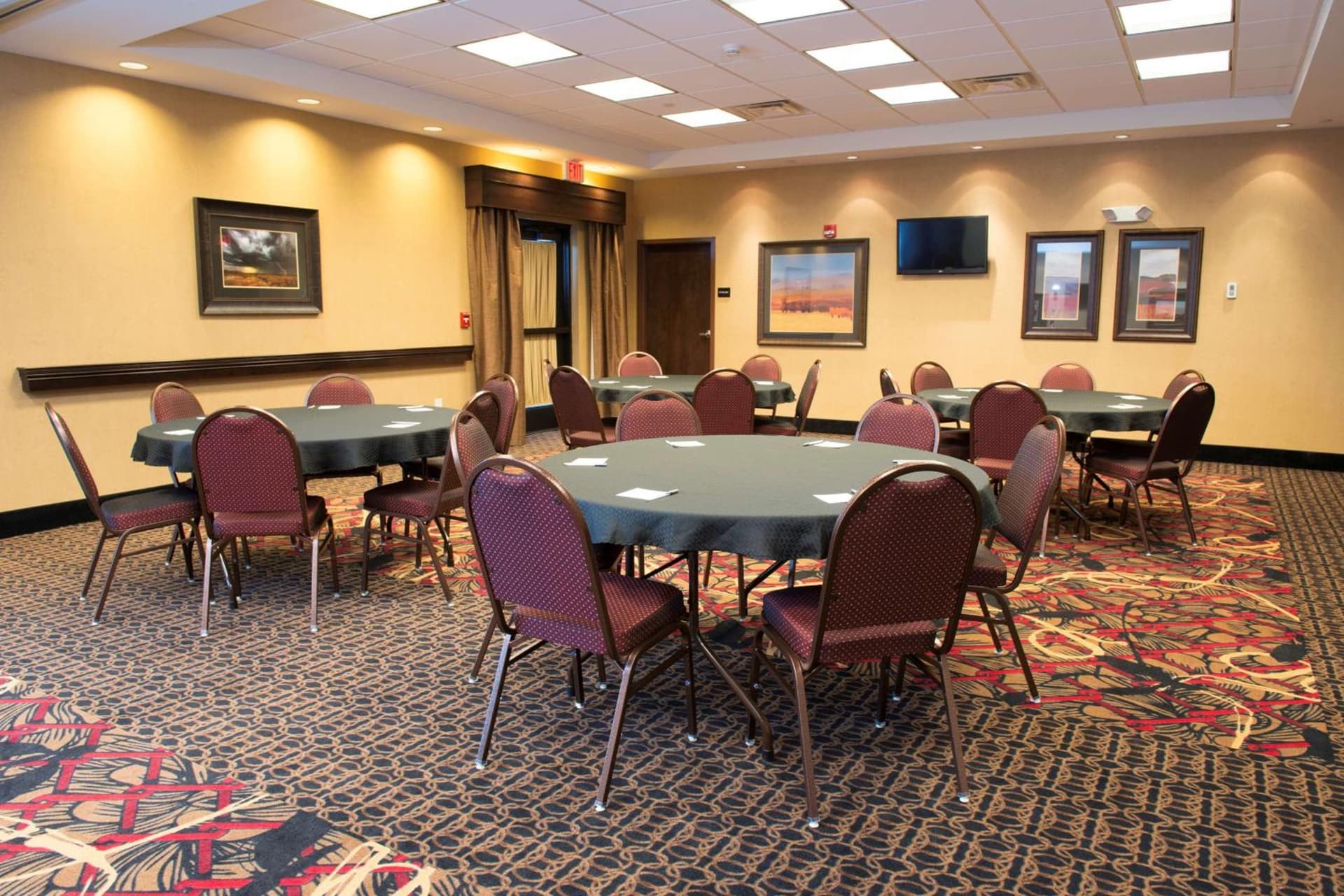 Hampton Inn & Suites Bismarck Northwest property views in Bismarck, ND — gallery photo 3