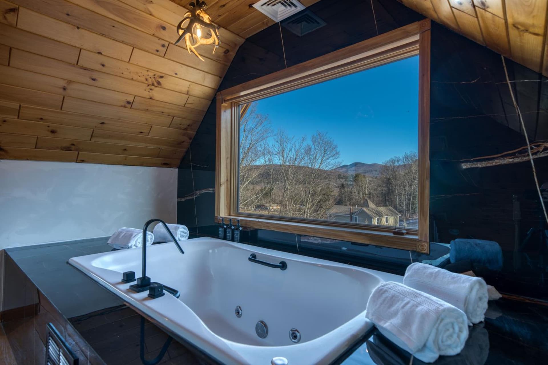 The Haüs Windham - Spacious Suites, Hot Tub, Mountain Views! gallery photo in Windham — image 71