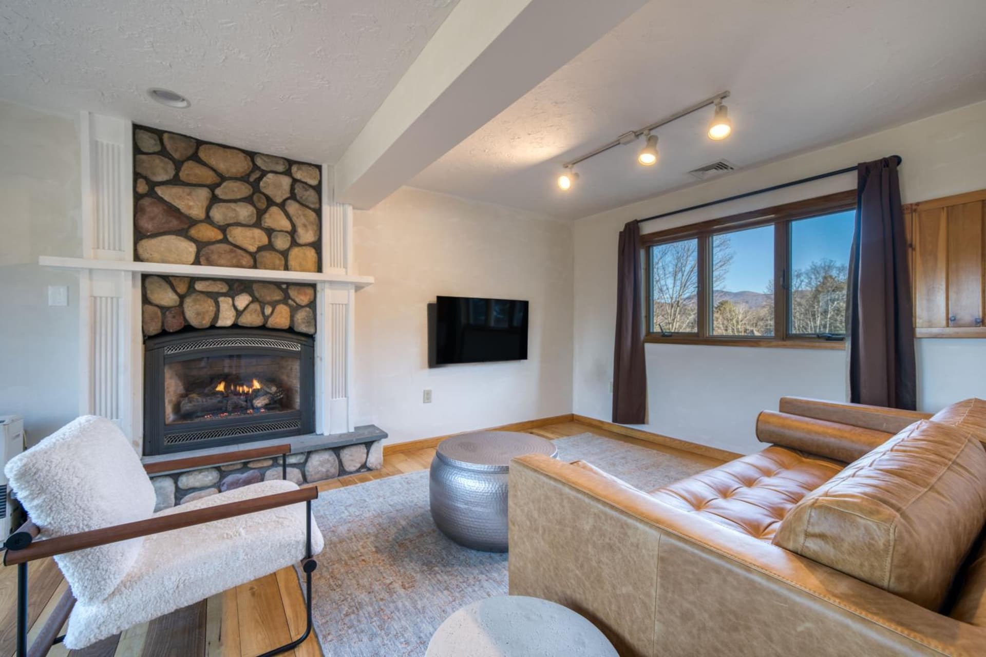 The Haüs Windham - Spacious Suites, Hot Tub, Mountain Views! gallery photo in Windham — image 9