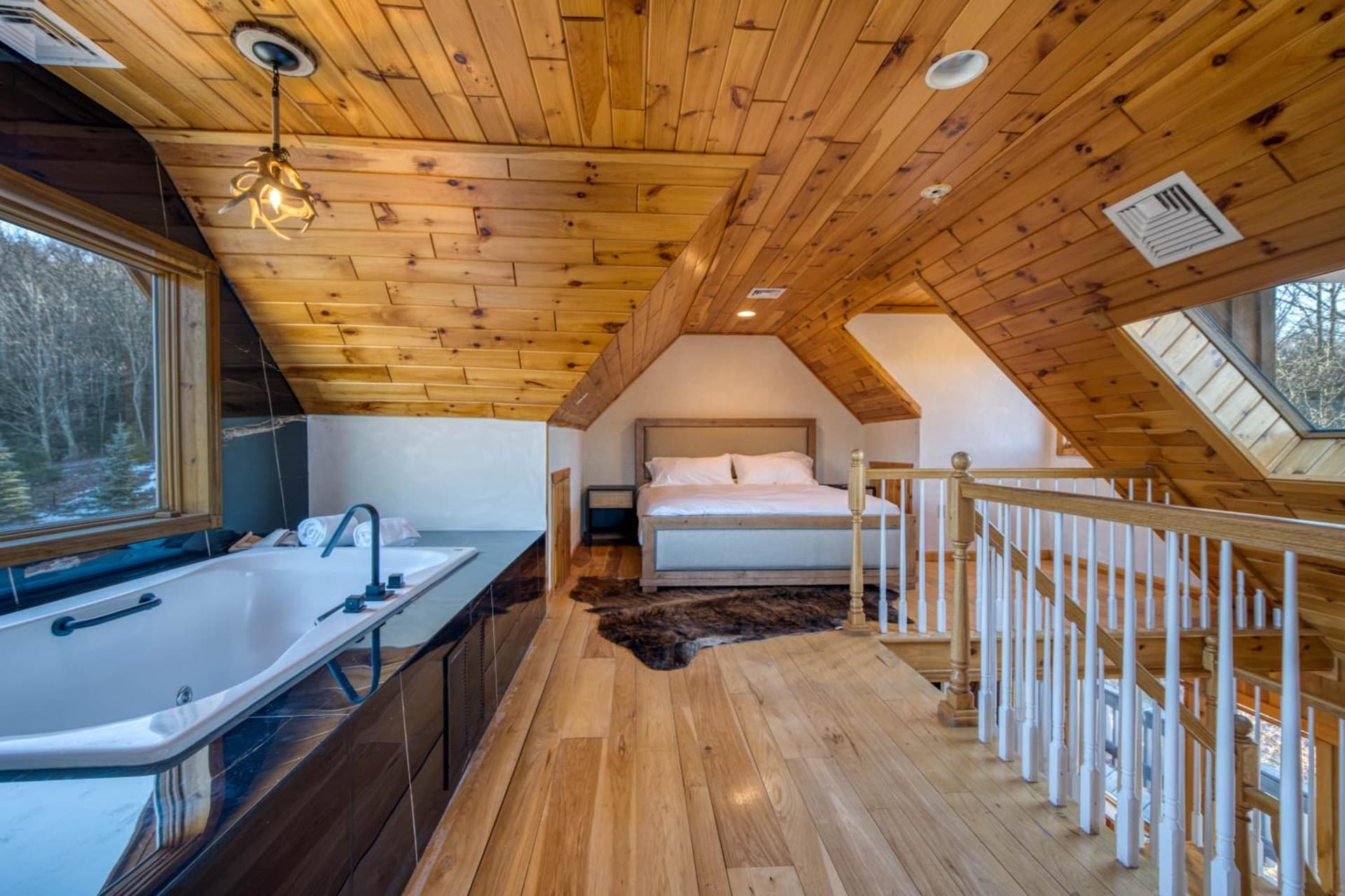 The Haüs Windham - Spacious Suites, Hot Tub, Mountain Views! gallery photo in Windham — image 11