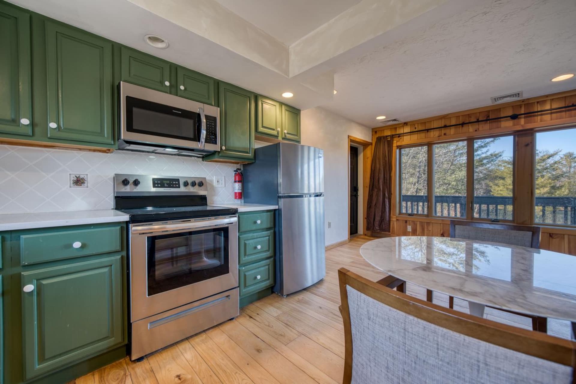 The Haüs Windham - Spacious Suites, Hot Tub, Mountain Views! gallery photo in Windham — image 49