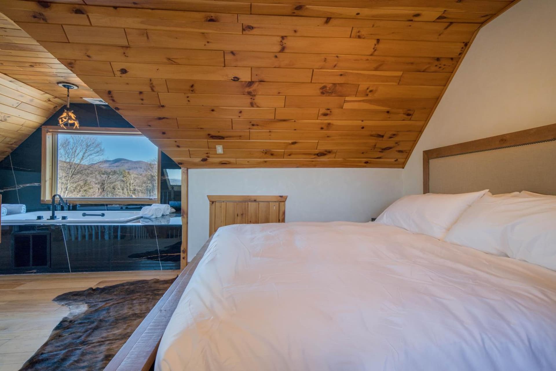 The Haüs Windham - Spacious Suites, Hot Tub, Mountain Views! gallery photo in Windham — image 50