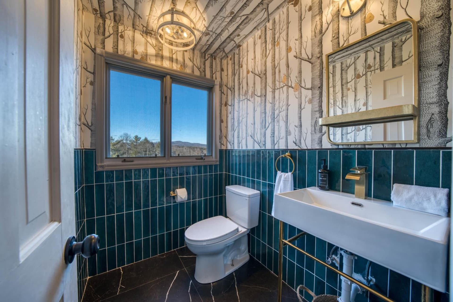 The Haüs Windham - Spacious Suites, Hot Tub, Mountain Views! gallery photo in Windham — image 80