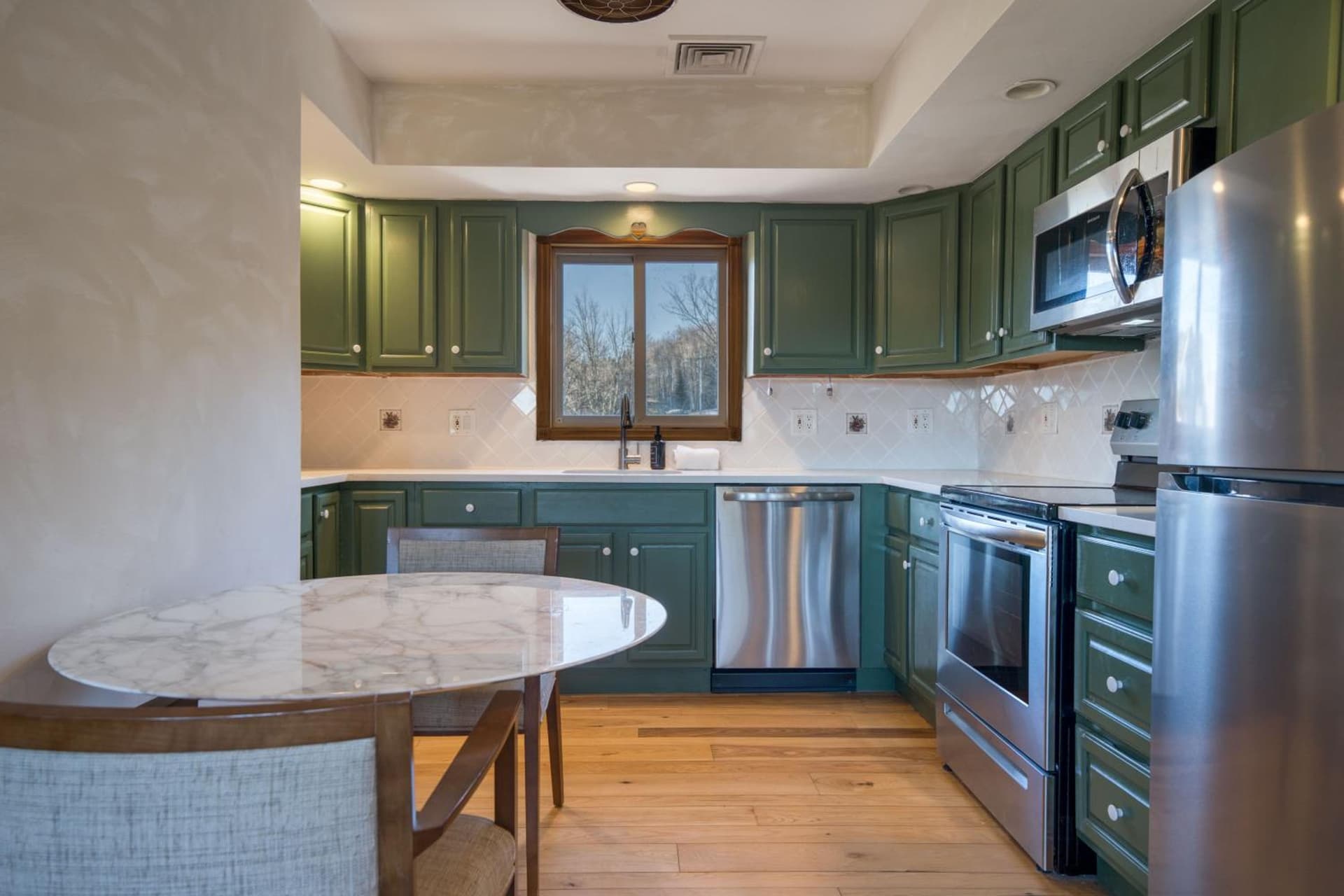 The Haüs Windham - Spacious Suites, Hot Tub, Mountain Views! gallery photo in Windham — image 84