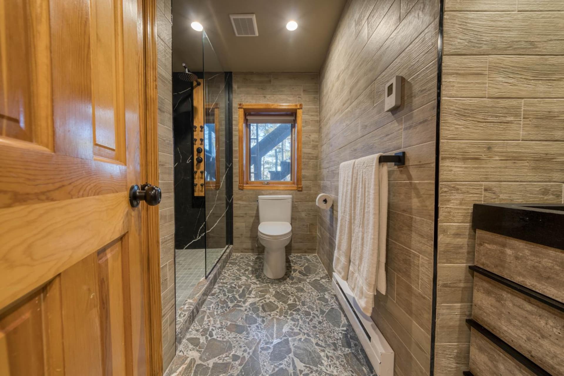The Haüs Windham - Spacious Suites, Hot Tub, Mountain Views! gallery photo in Windham — image 76