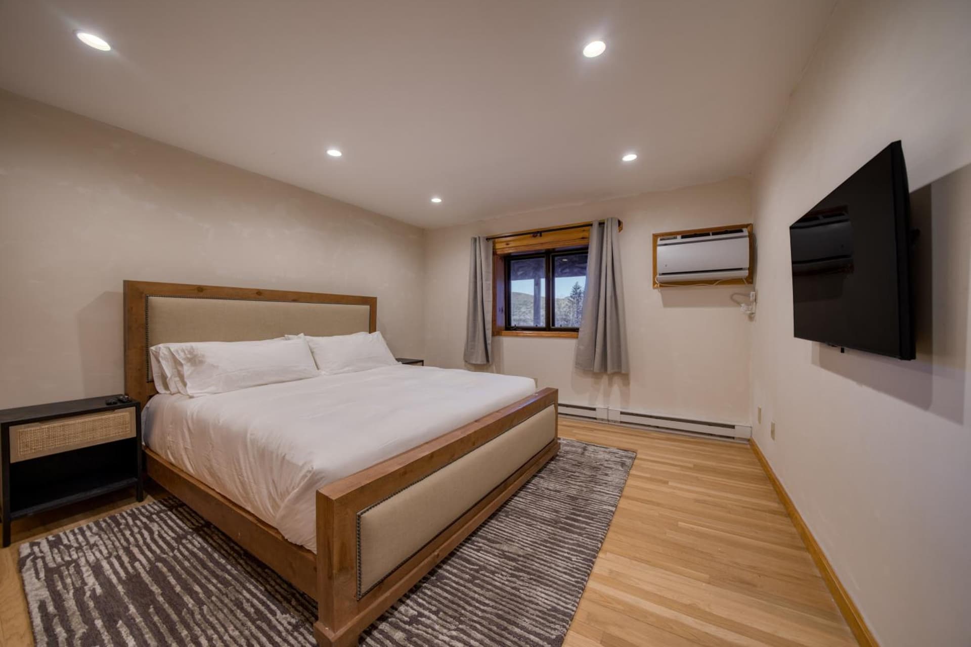 The Haüs Windham - Spacious Suites, Hot Tub, Mountain Views! gallery photo in Windham — image 81