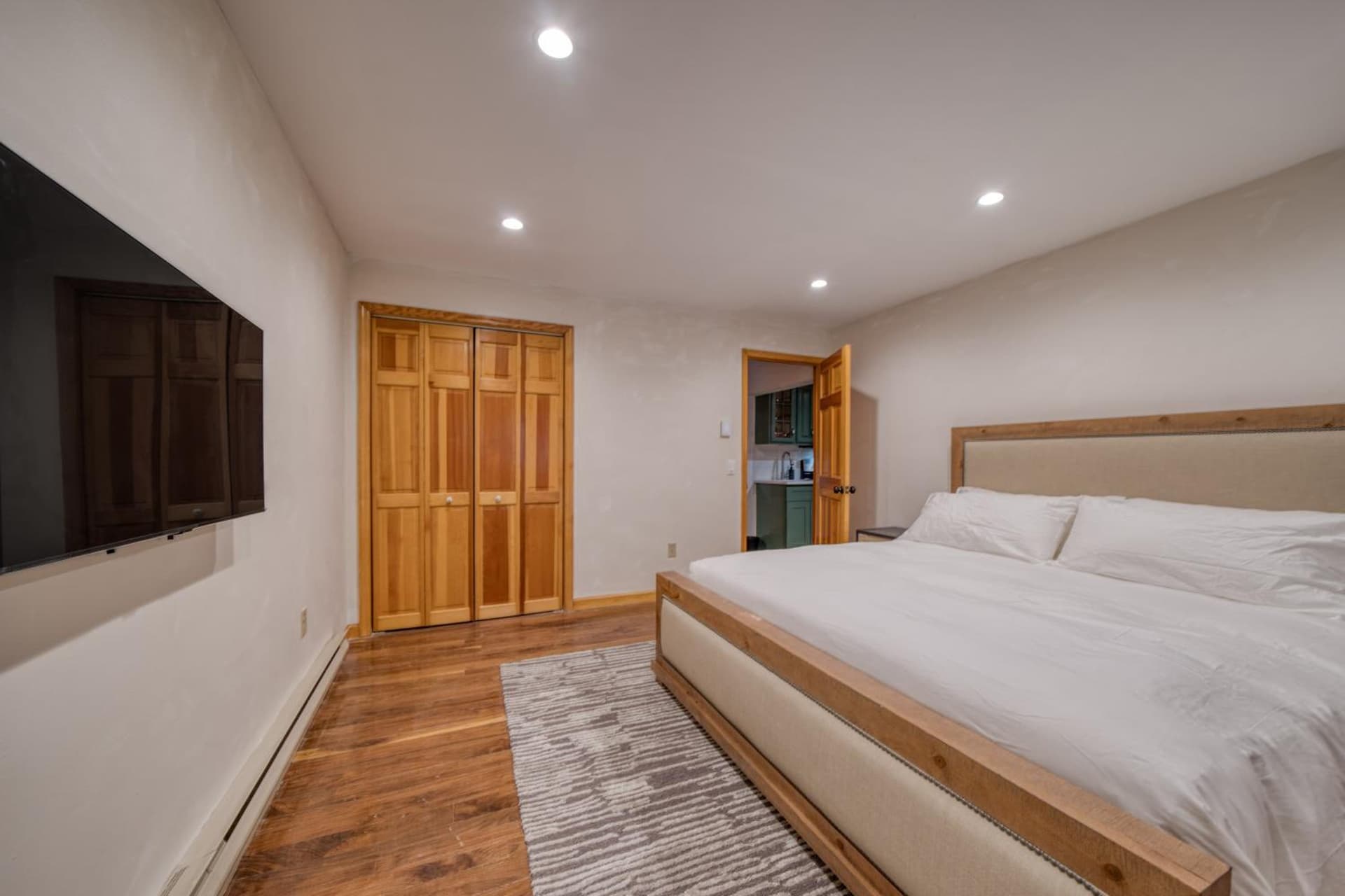 The Haüs Windham - Spacious Suites, Hot Tub, Mountain Views! gallery photo in Windham — image 19