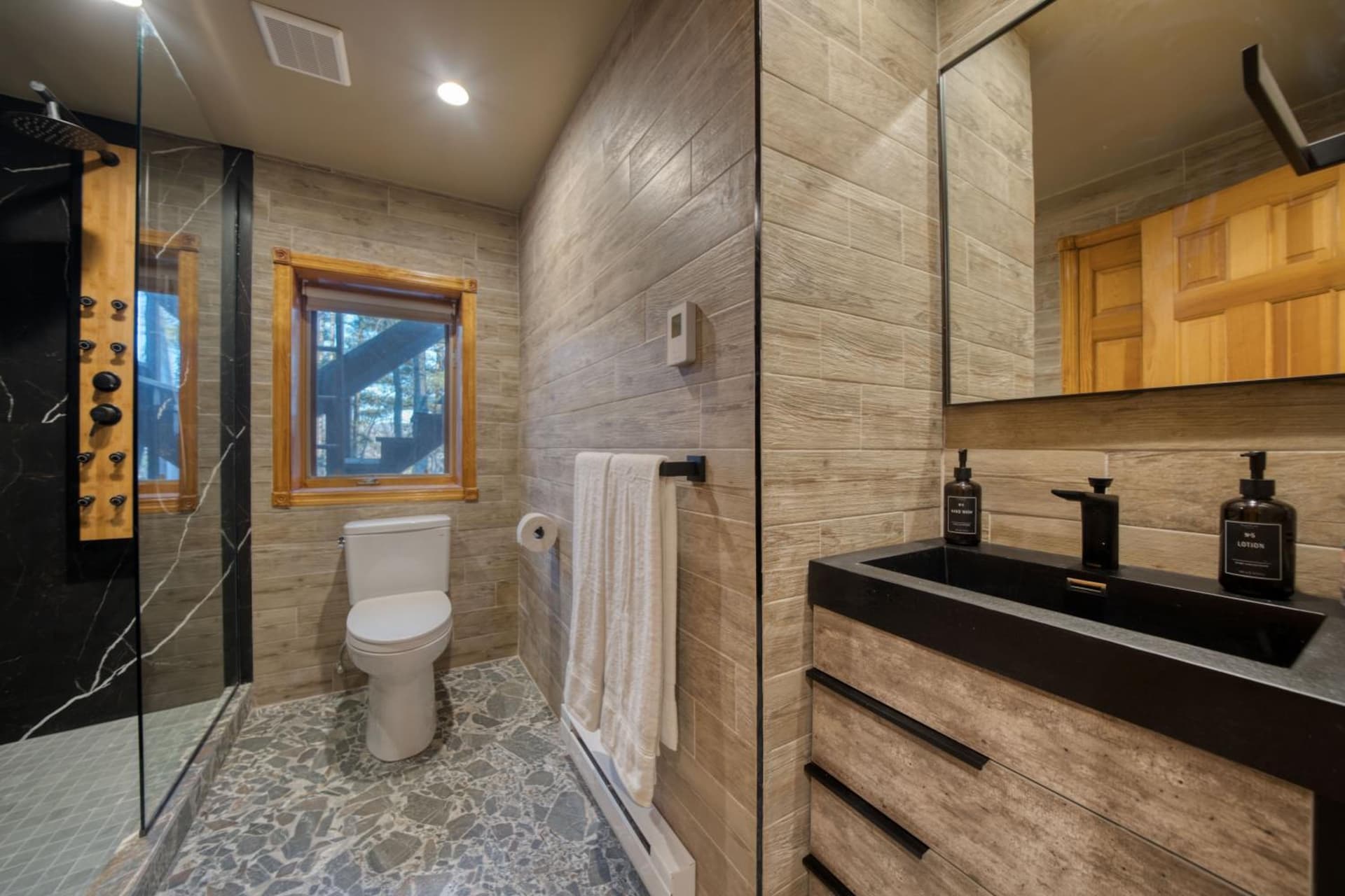 The Haüs Windham - Spacious Suites, Hot Tub, Mountain Views! gallery photo in Windham — image 24