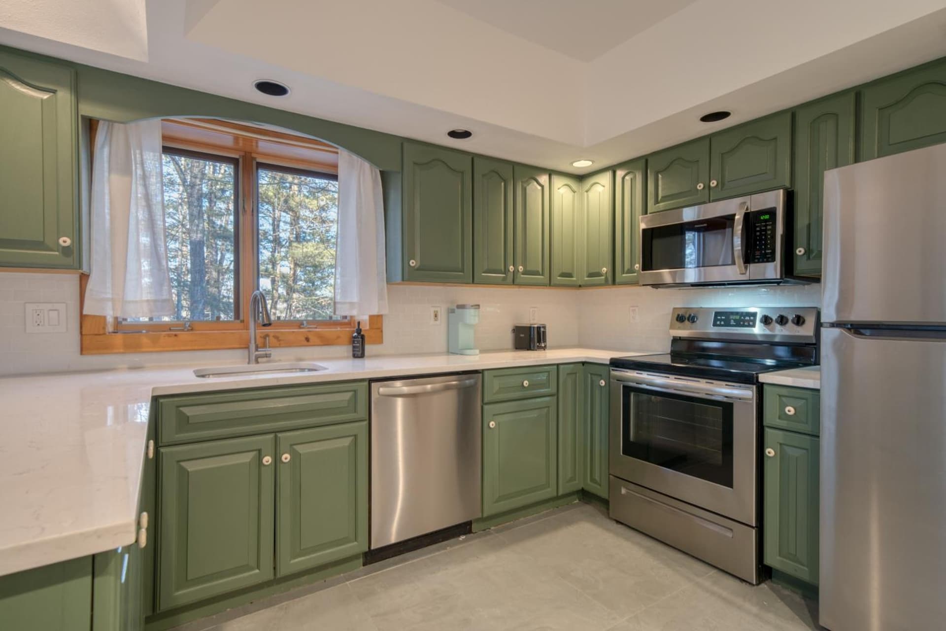 The Haüs Windham - Spacious Suites, Hot Tub, Mountain Views! gallery photo in Windham — image 23