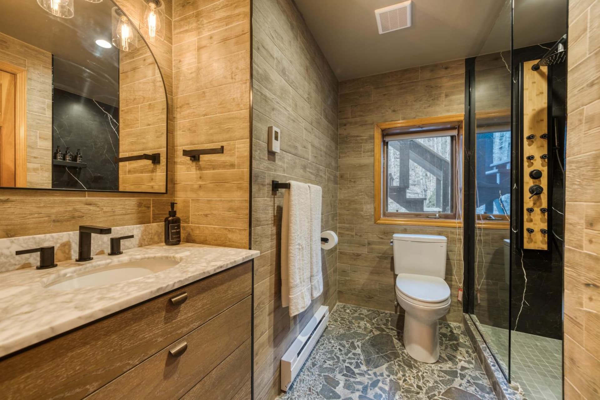 The Haüs Windham - Spacious Suites, Hot Tub, Mountain Views! gallery photo in Windham — image 68